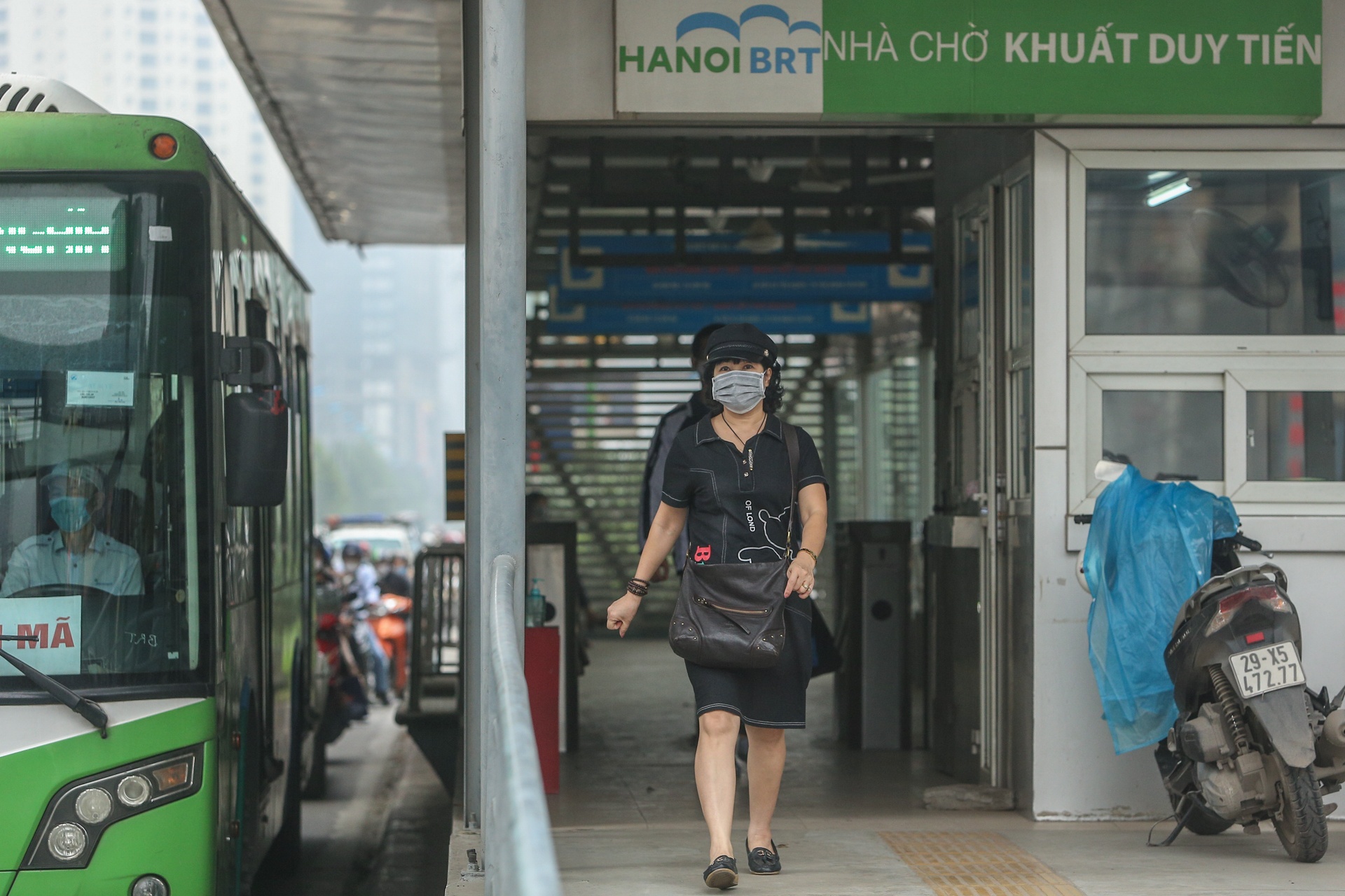 Xe buyt BRT di cham nhu xe buyt thuong vao gio cao diem anh 13