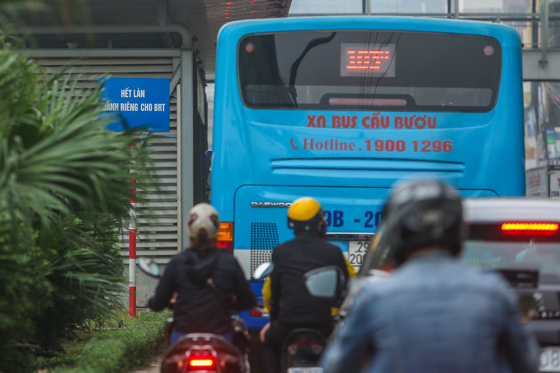 Xe buyt BRT di cham nhu xe buyt thuong vao gio cao diem anh 5