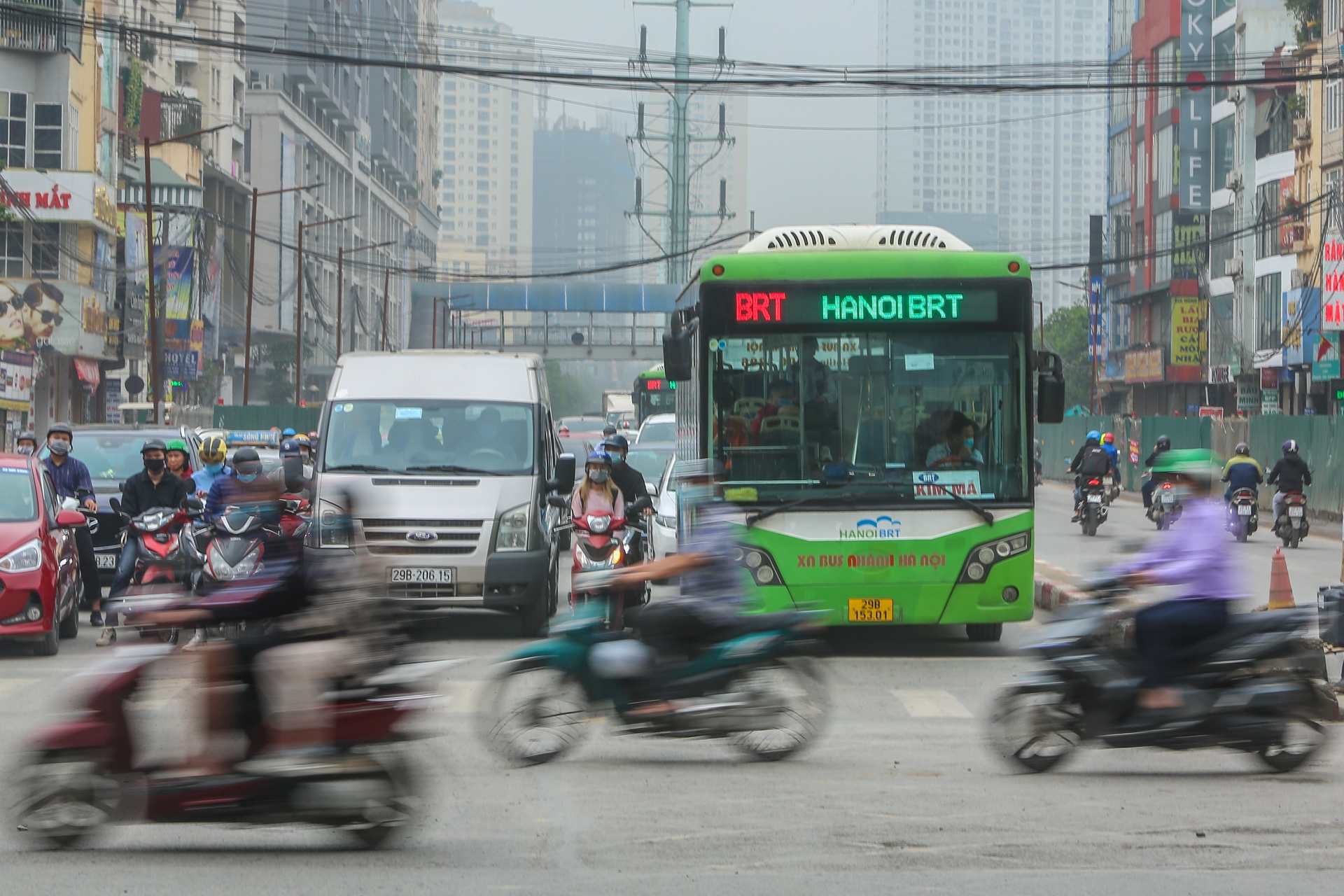 Xe buyt BRT di cham nhu xe buyt thuong vao gio cao diem anh 1