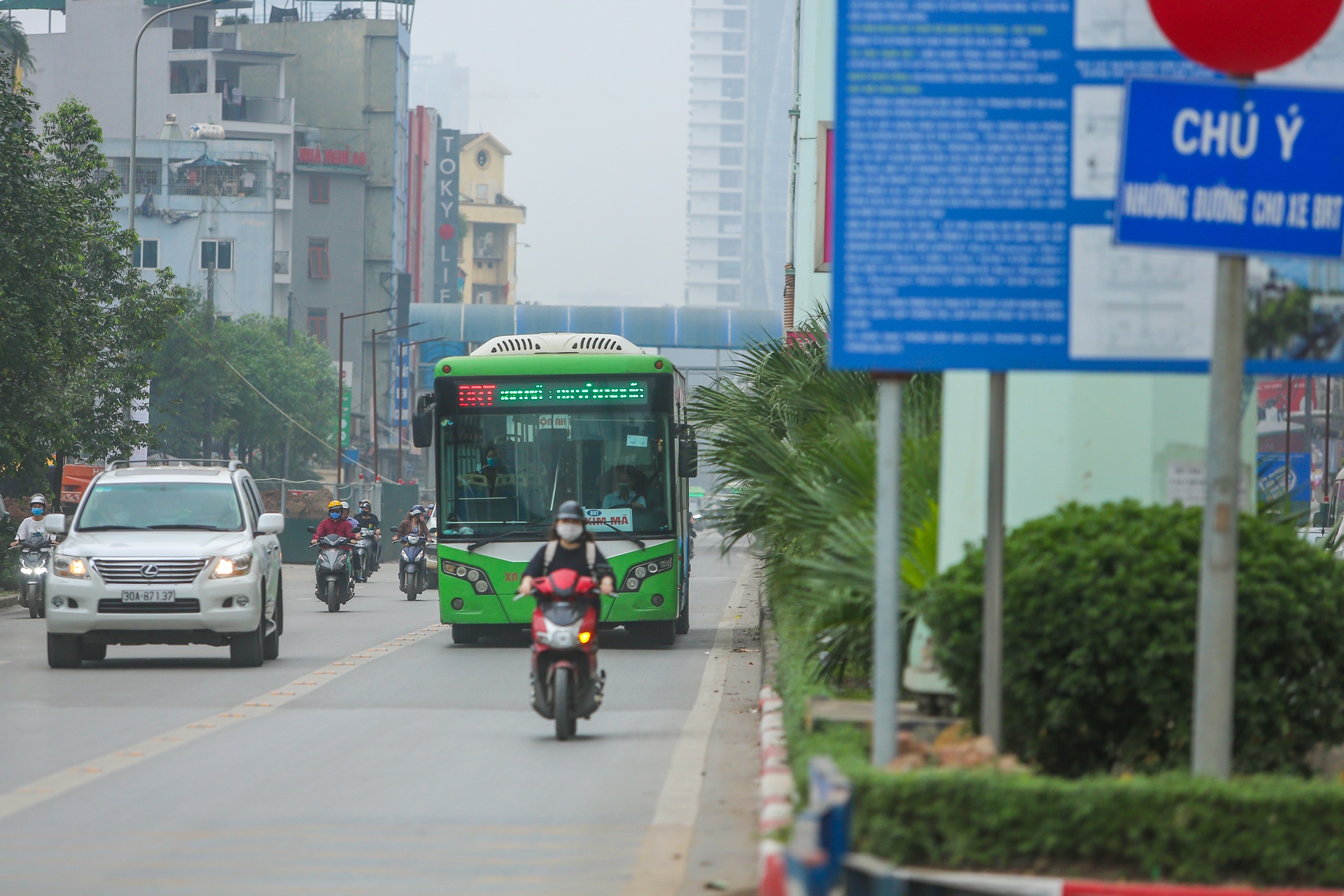 Xe buyt BRT di cham nhu xe buyt thuong vao gio cao diem anh 12