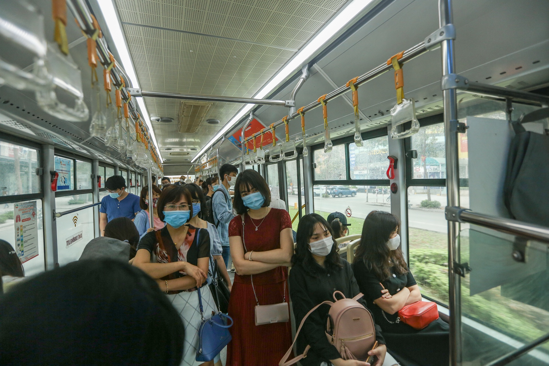 Xe buyt BRT di cham nhu xe buyt thuong vao gio cao diem anh 9