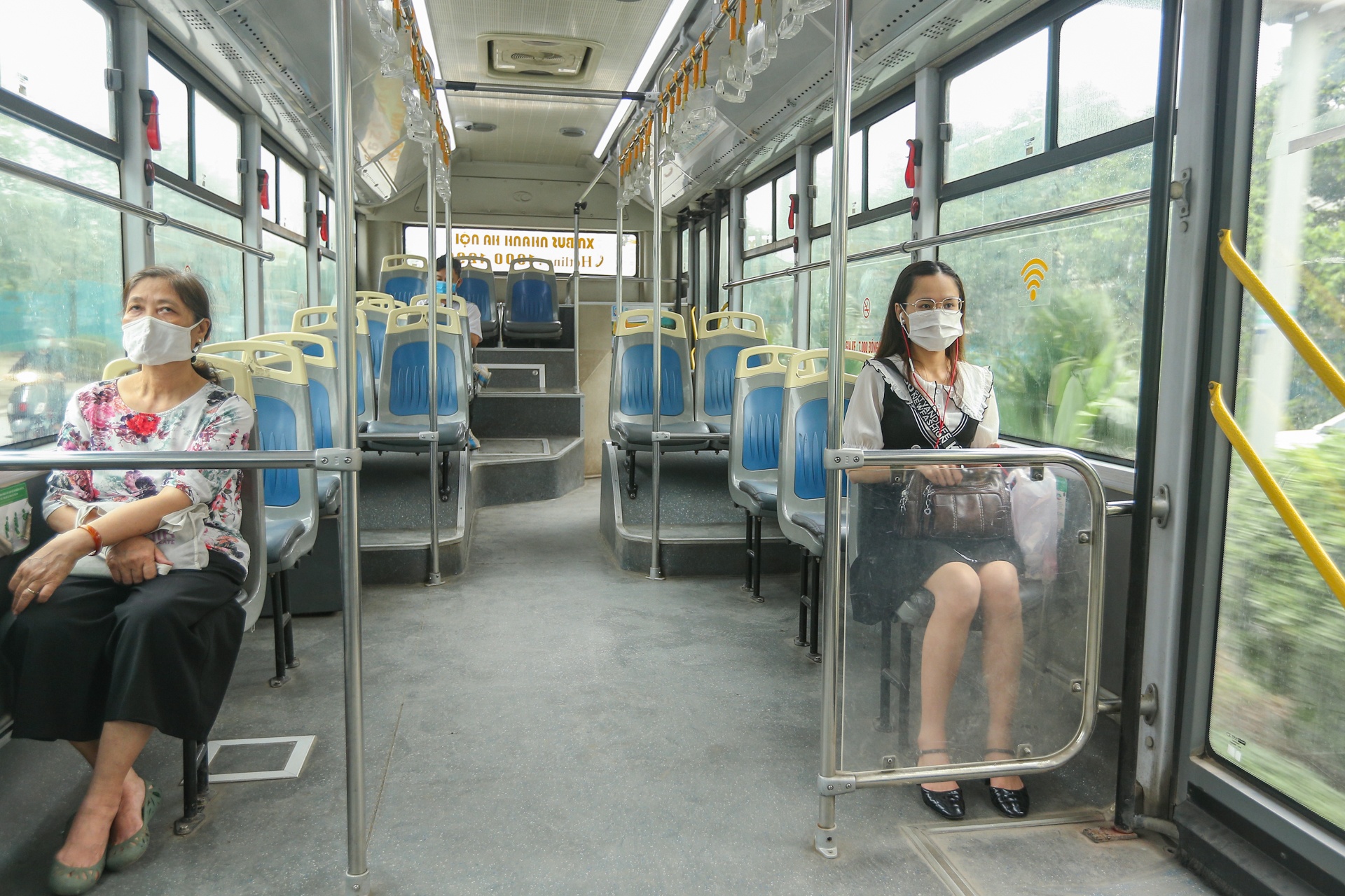 Xe buyt BRT di cham nhu xe buyt thuong vao gio cao diem anh 11