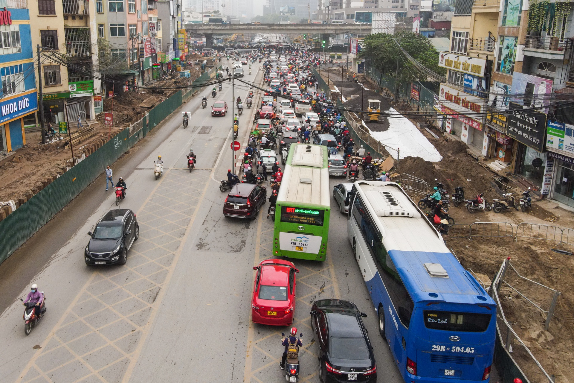 Xe buyt BRT di cham nhu xe buyt thuong vao gio cao diem anh 14