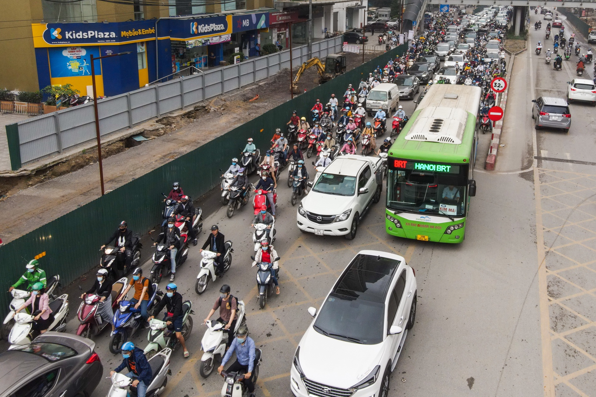Xe buyt BRT di cham nhu xe buyt thuong vao gio cao diem anh 4
