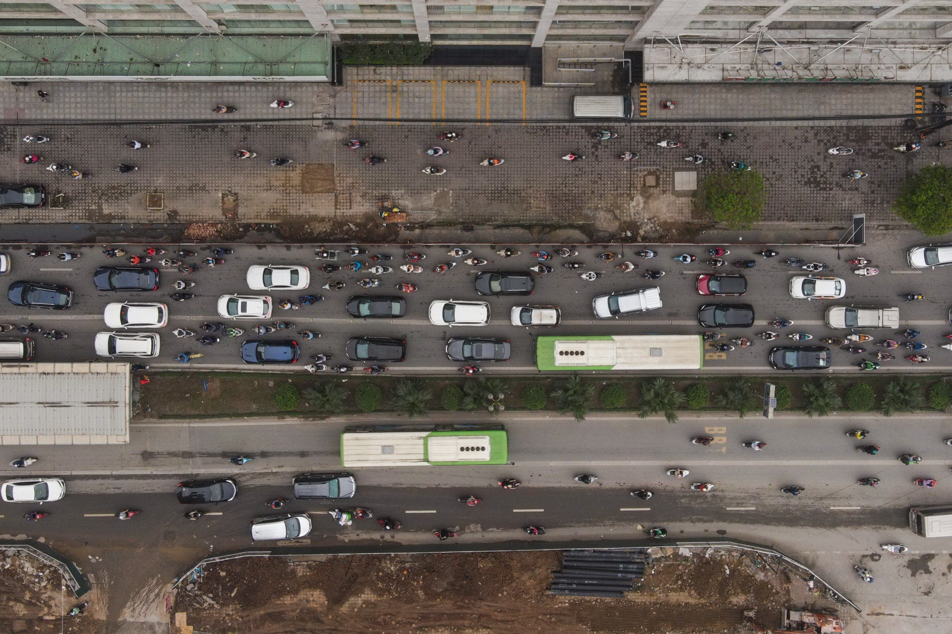 Xe buyt BRT di cham nhu xe buyt thuong vao gio cao diem anh 2