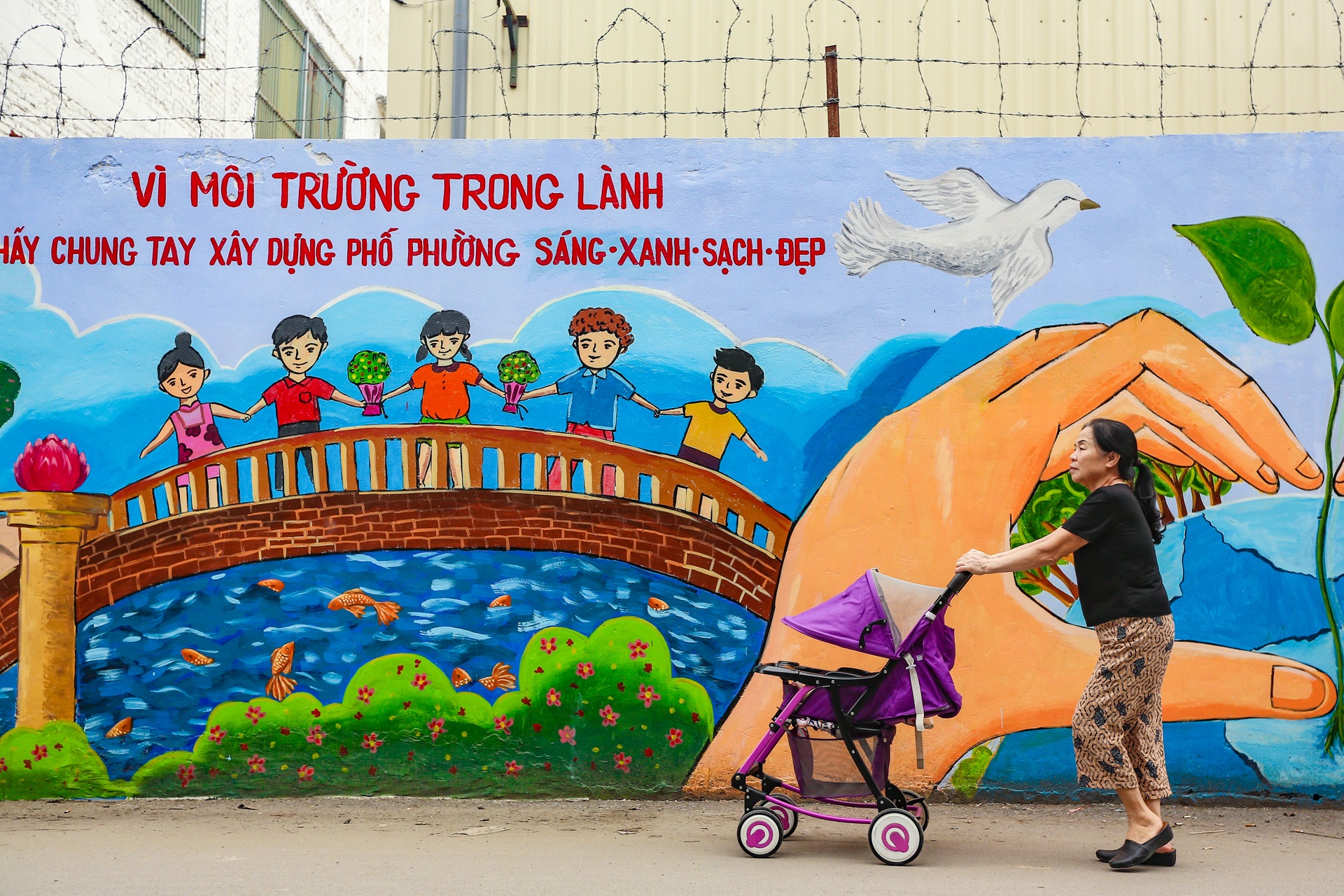 Diện mạo mới bức tường công ty Rạng Đông sau vụ cháy ảnh 2 Dien mao moi buc tuong cong ty Rang Dong sau vu chay anh 2