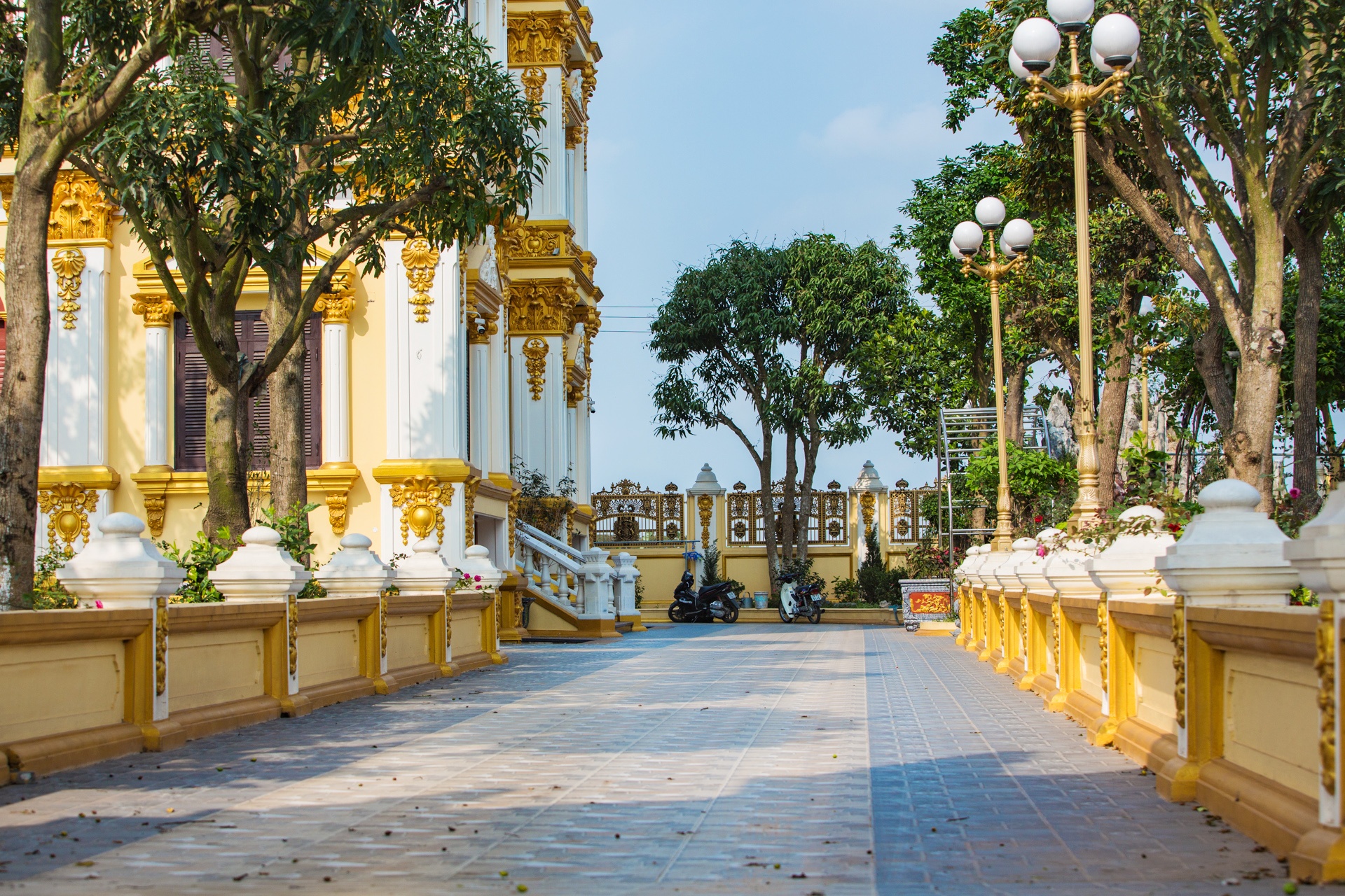 Can canh toa lau dai dat vang anh 5