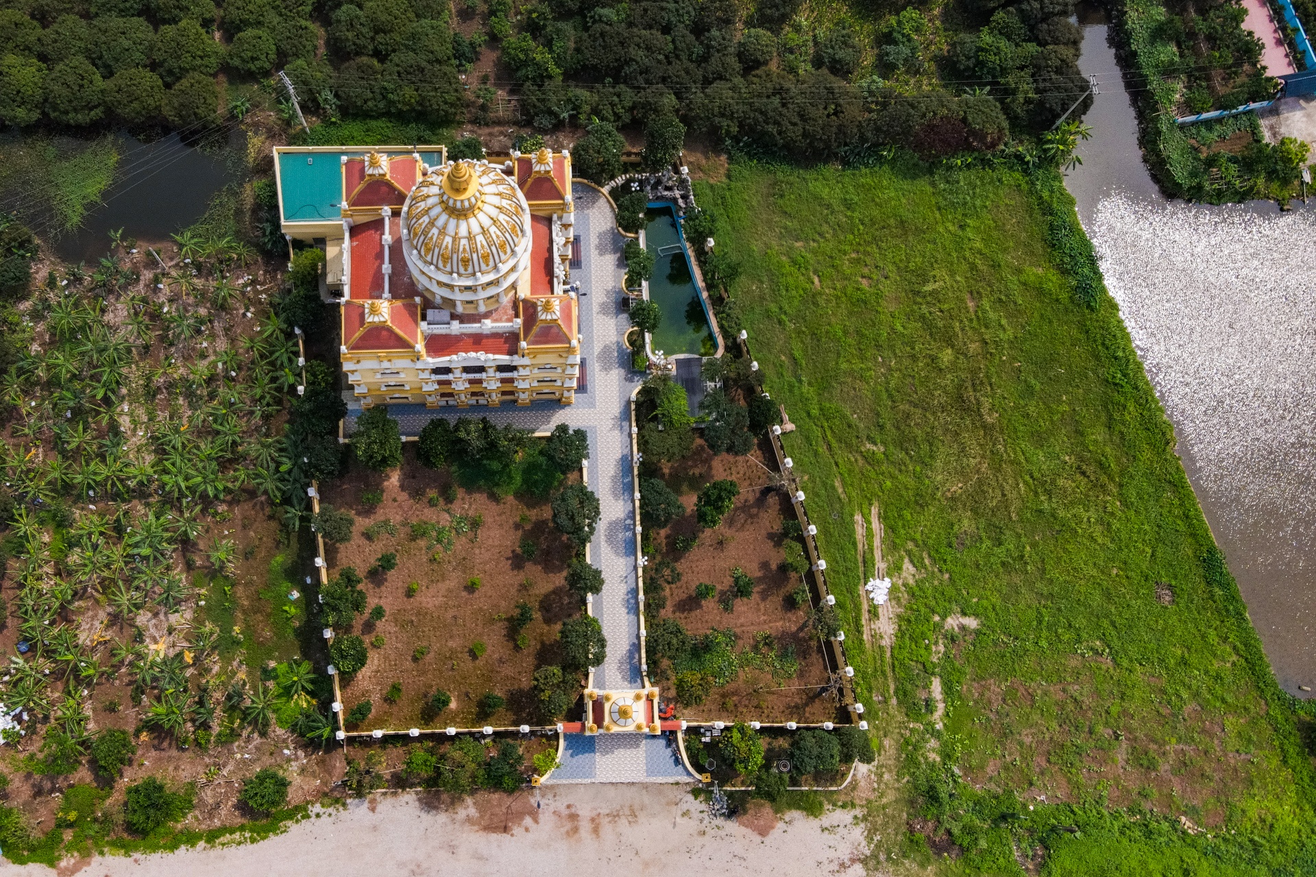 Can canh toa lau dai dat vang anh 3