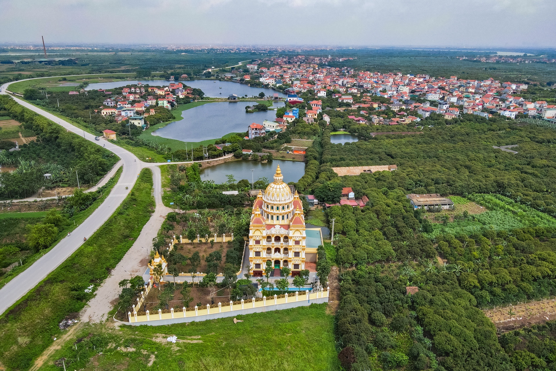 Can canh toa lau dai dat vang anh 1