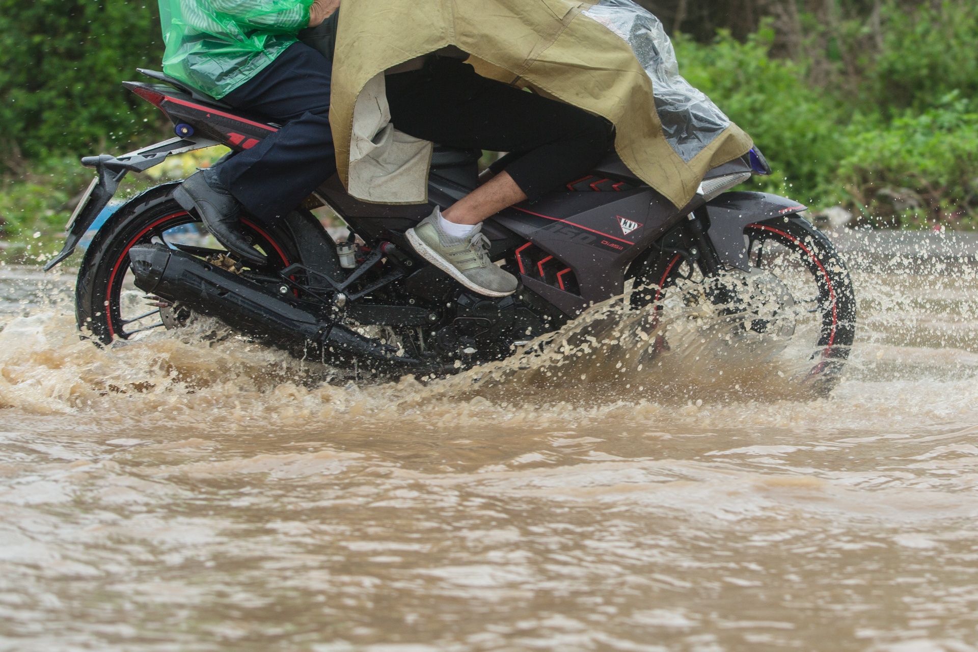 Dai lo Thang Long ngap sau,  nhieu phuong tien chet may anh 4