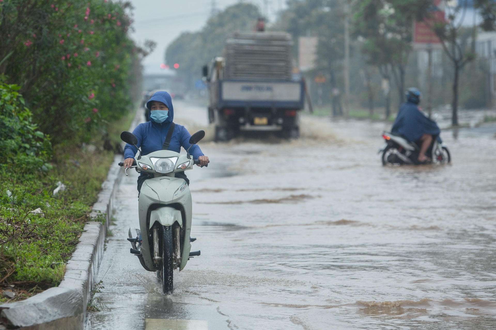 Dai lo Thang Long ngap sau,  nhieu phuong tien chet may anh 8