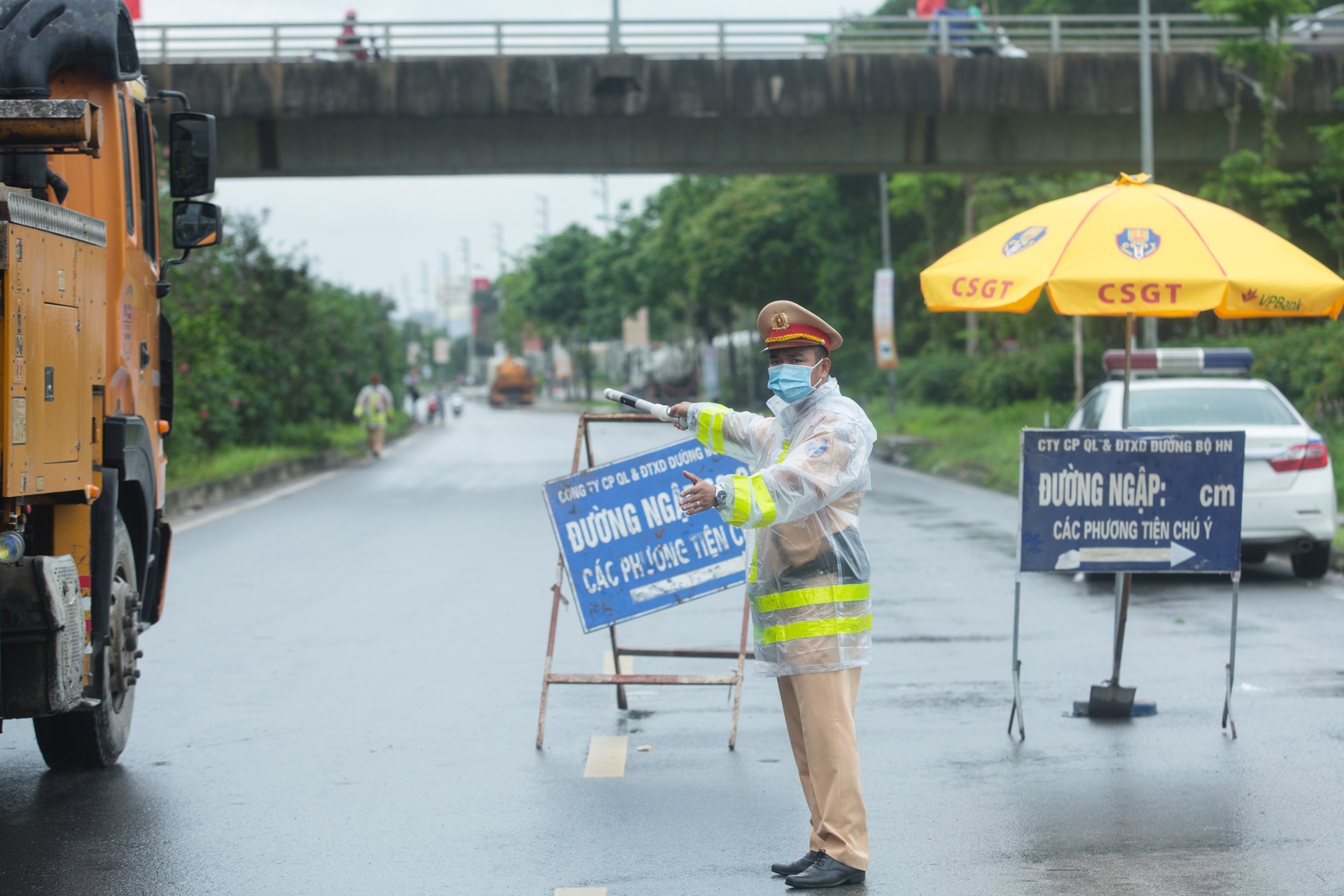 Dai lo Thang Long ngap sau,  nhieu phuong tien chet may anh 2
