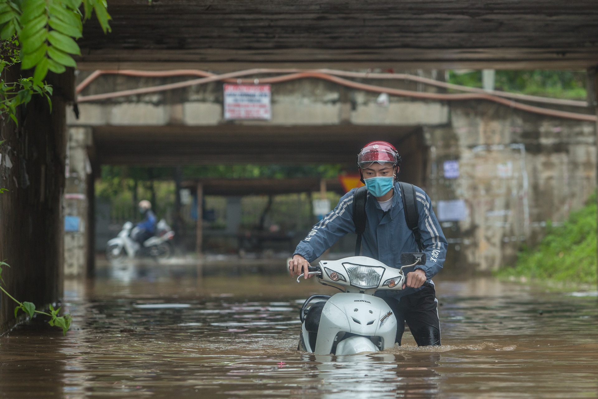 Dai lo Thang Long ngap sau, nhieu phuong tien chet may hinh anh