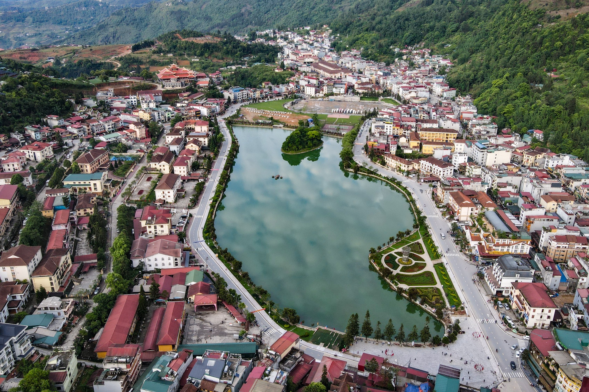 Du khach o at tra phong o Sa Pa truoc ngay nghi le 30/4-1/5 anh 9