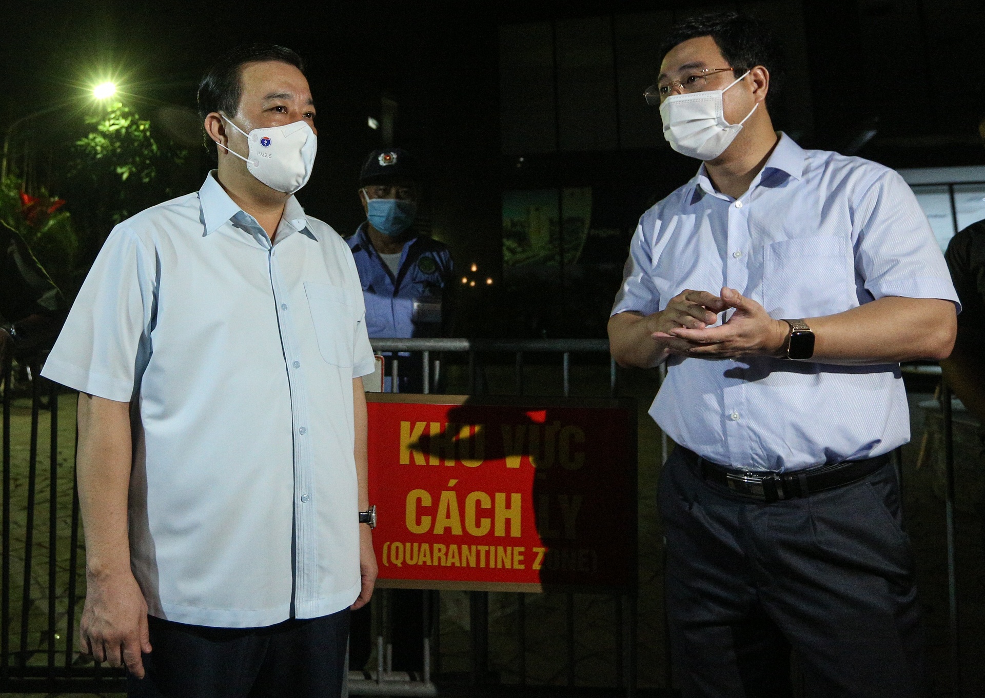 Pho chu tich Ha Noi kiem tra chung cu bi phong toa hinh anh