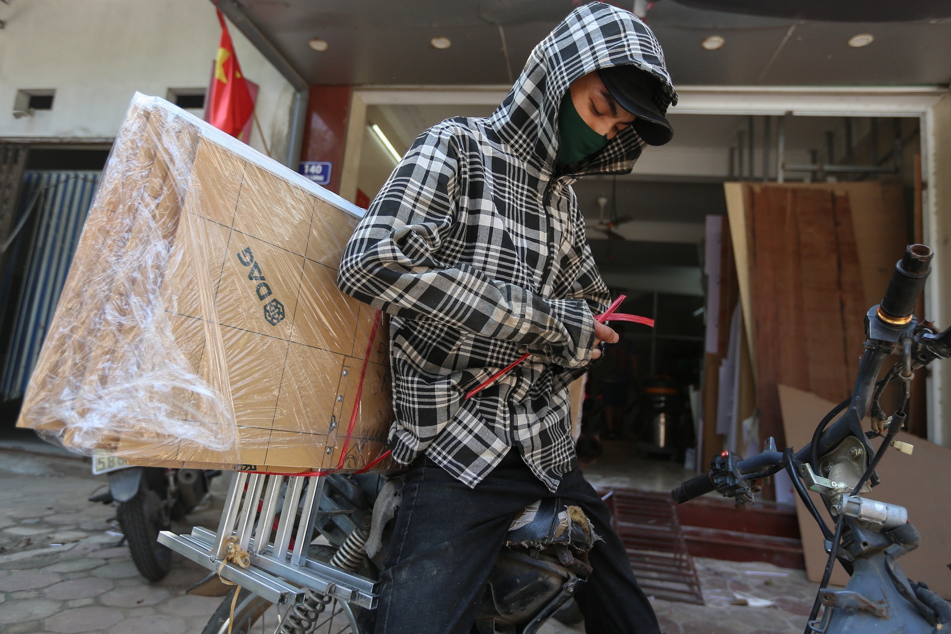 Tam chan, vach ngan dat hang mua dich Covid-19 hinh anh