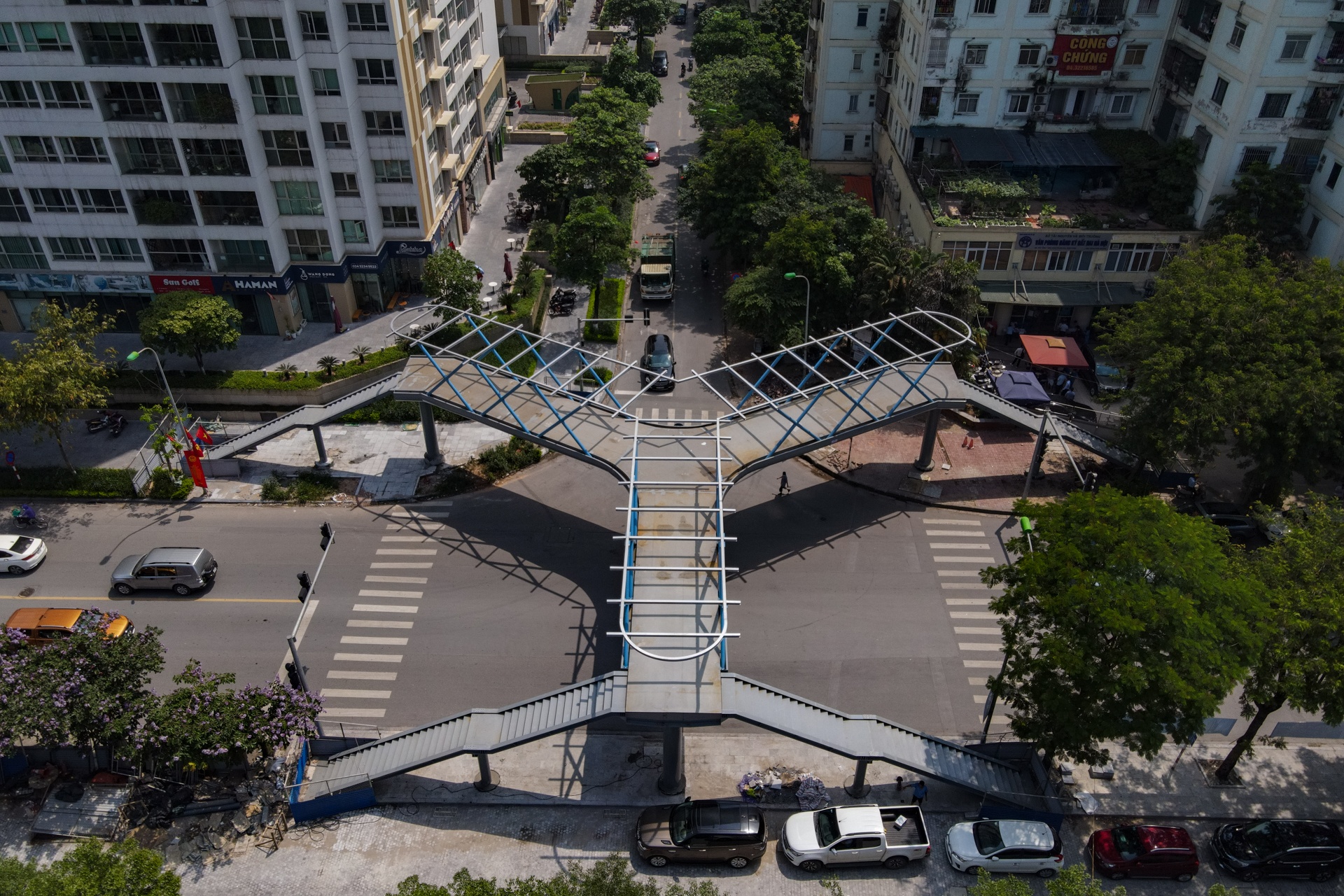 Cau vuot bo hanh chu Y o Ha Noi hinh anh