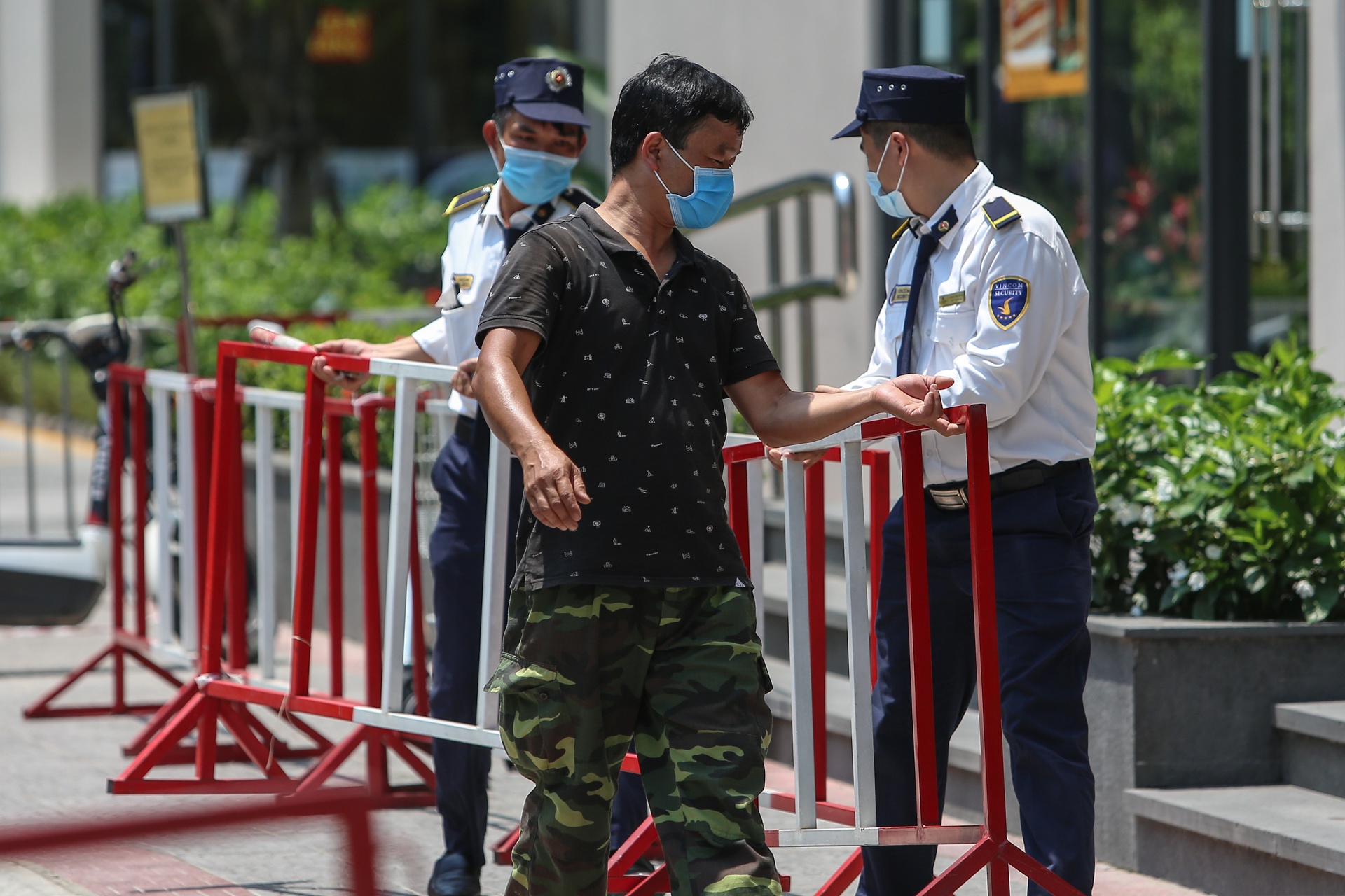 dua nguoi song tai vinhomes ocean park di cach ly anh 1