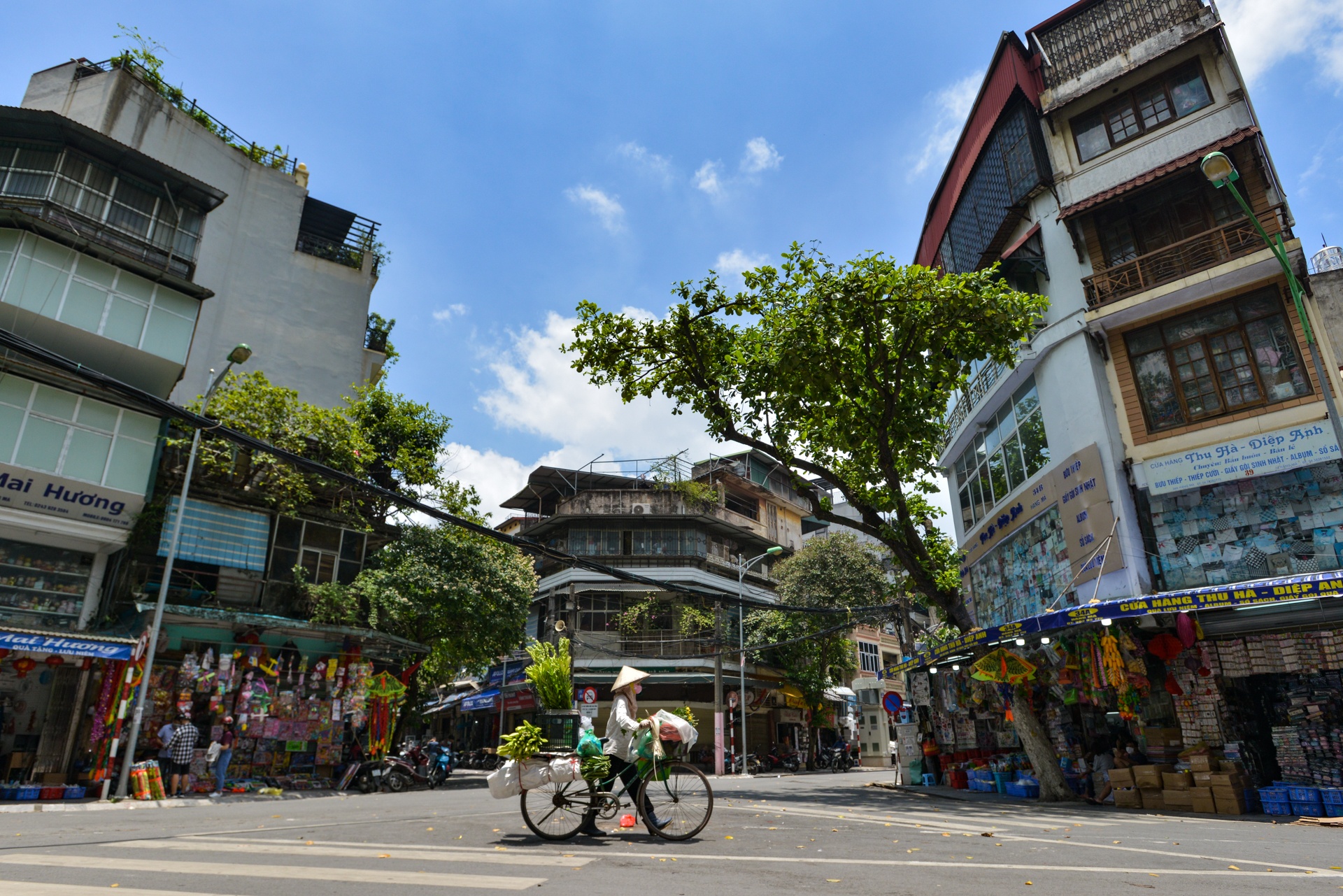 Ha Noi vang ve sau lenh dong cua hang quan anh 7