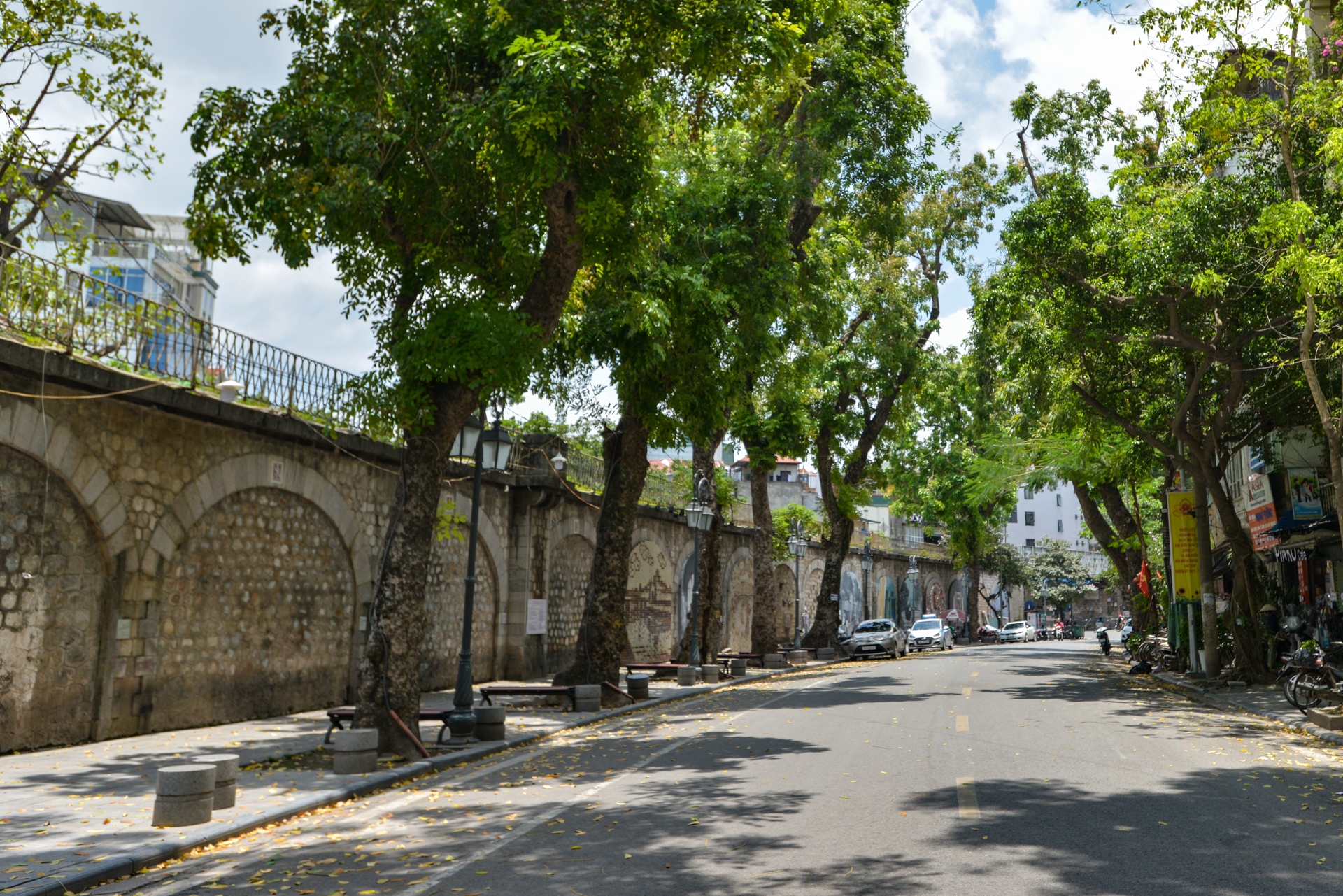 Ha Noi vang ve sau lenh dong cua hang quan anh 8