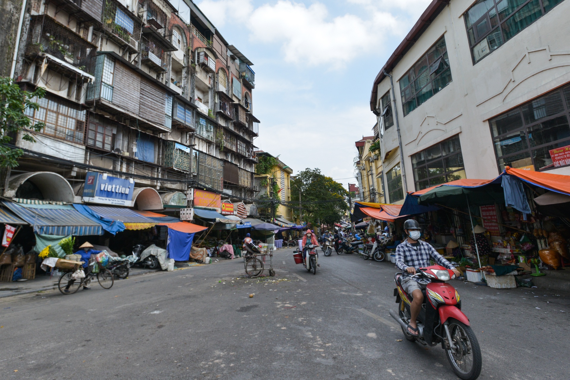 Ha Noi vang ve sau lenh dong cua hang quan anh 10