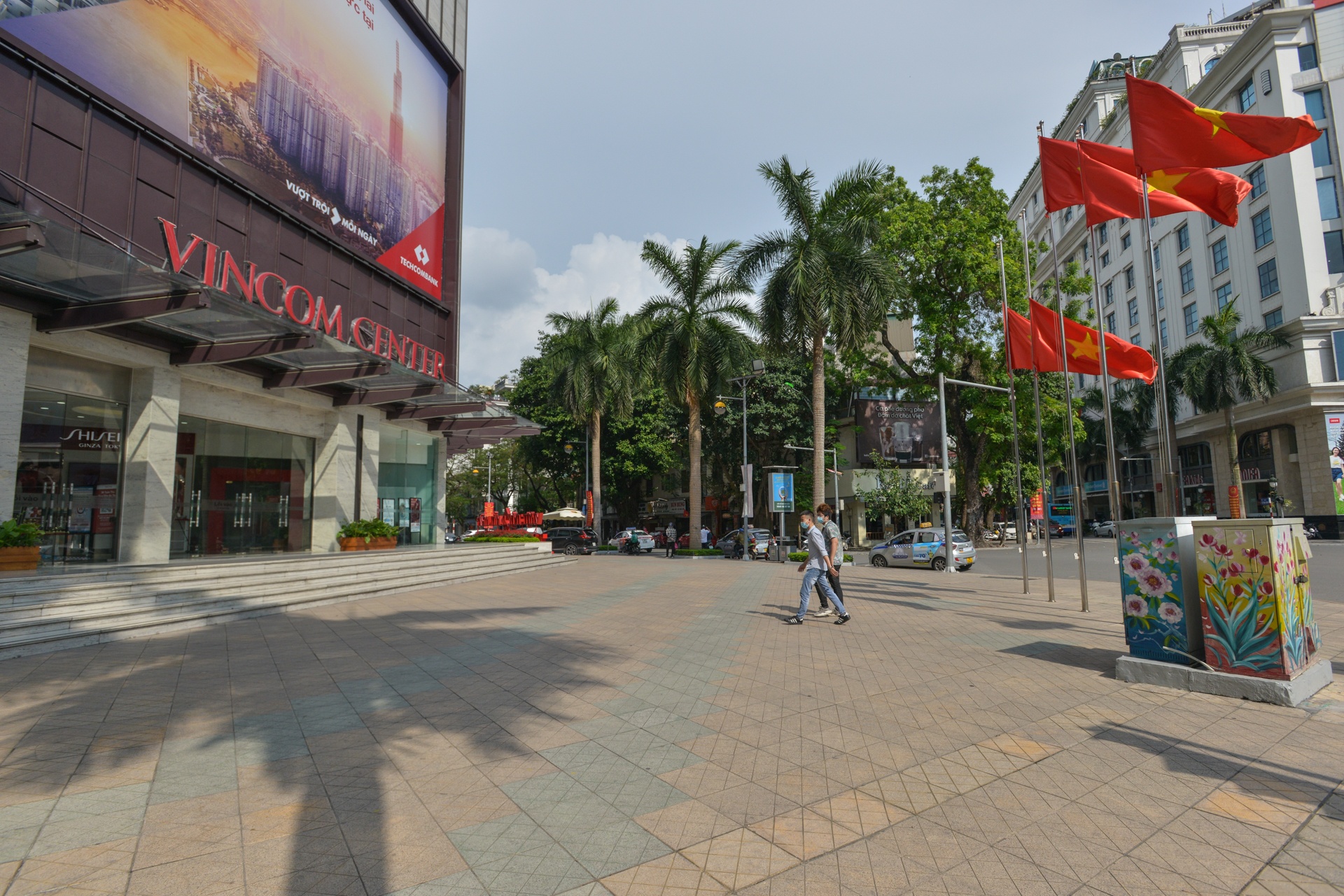 Ha Noi vang ve sau lenh dong cua hang quan anh 13