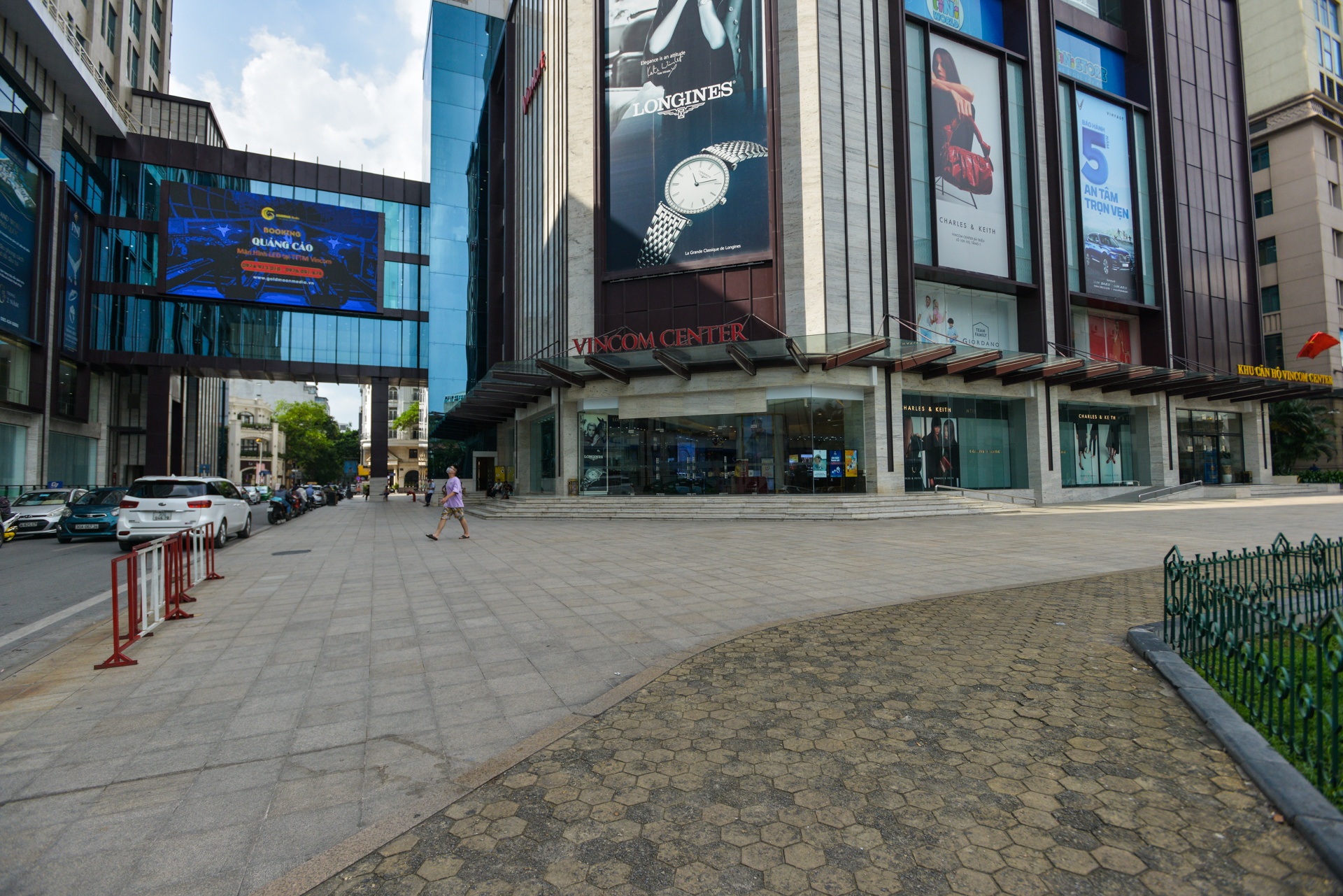 Ha Noi vang ve sau lenh dong cua hang quan anh 12