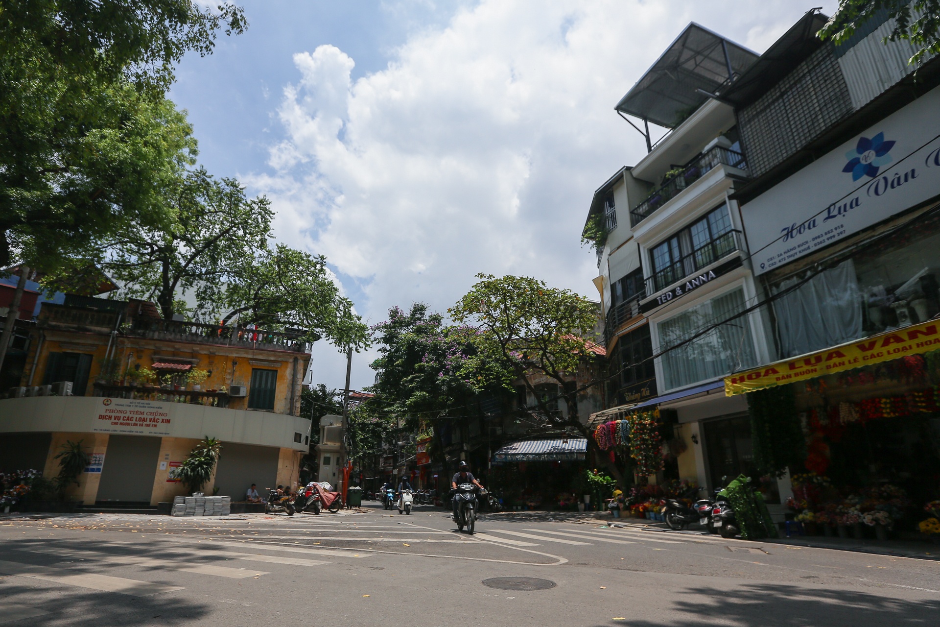 Ha Noi vang ve sau lenh dong cua hang quan anh 9