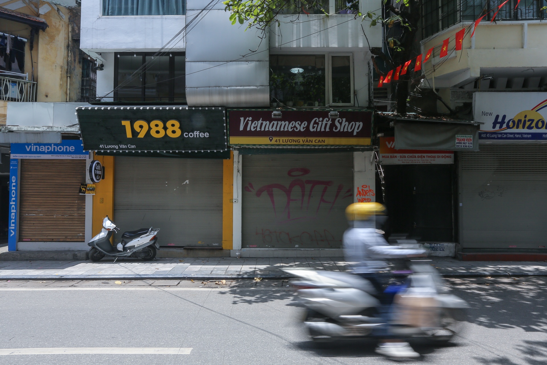 Ha Noi vang ve sau lenh dong cua hang quan anh 20