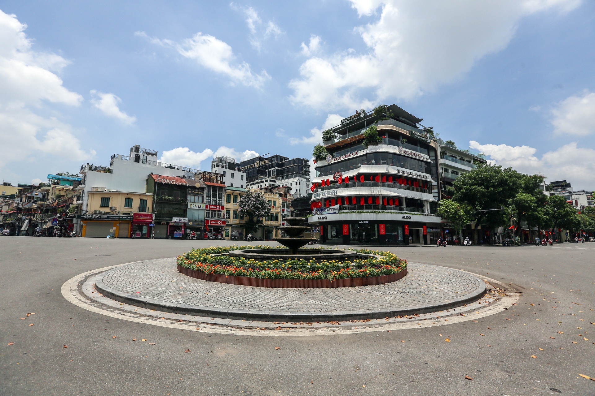 Ha Noi vang ve sau lenh dong cua hang quan anh 3