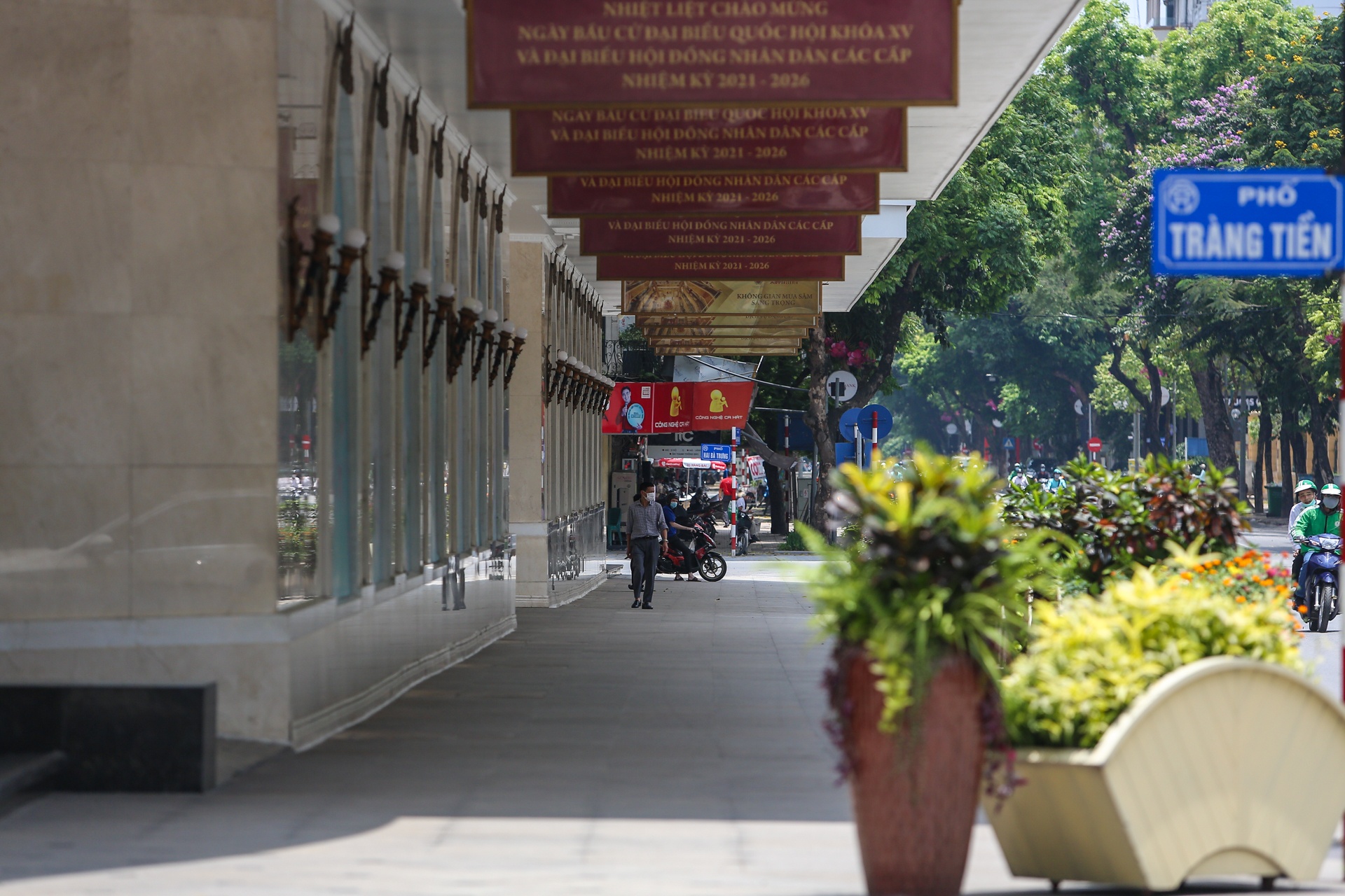 Ha Noi vang ve sau lenh dong cua hang quan anh 4