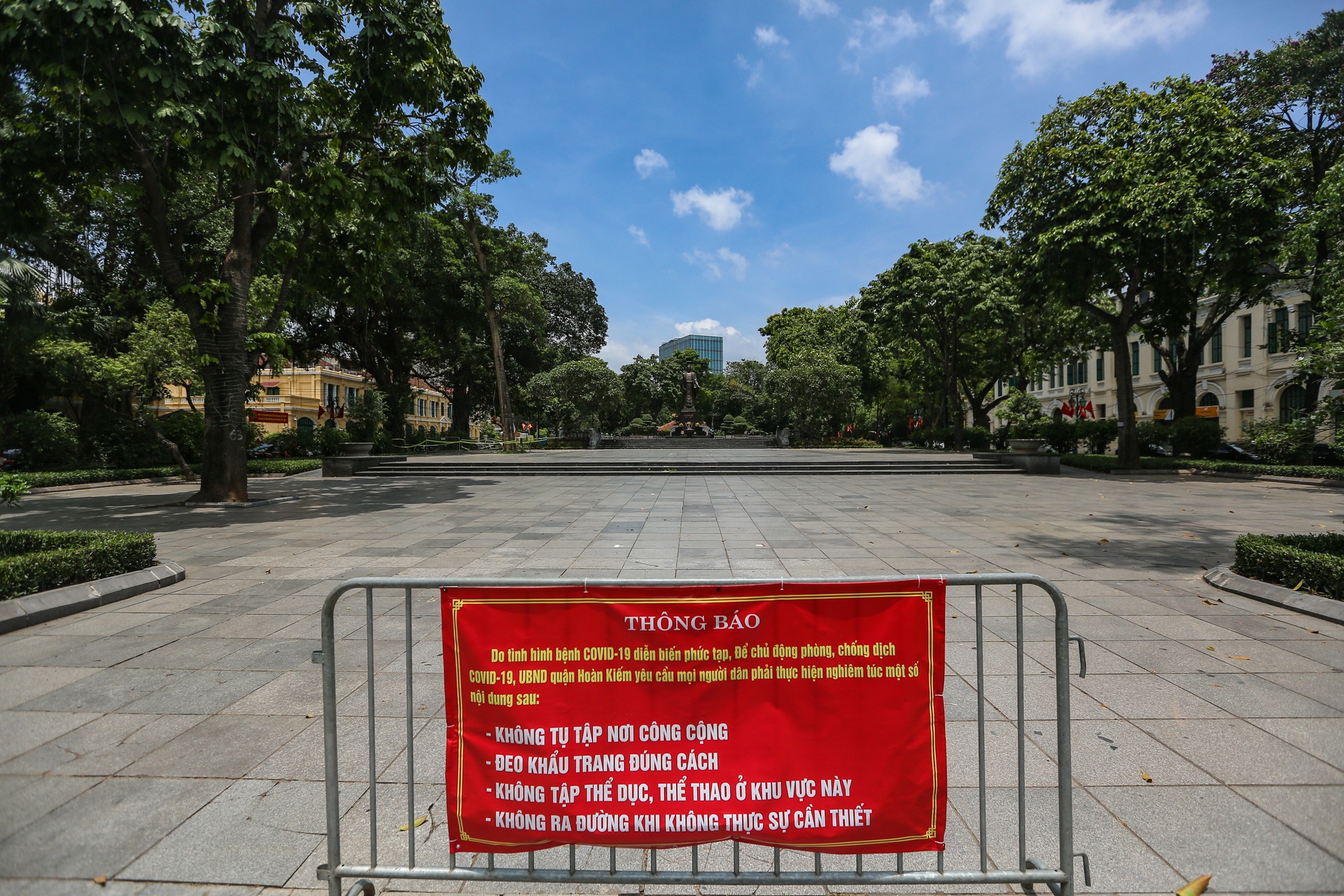 Ha Noi vang ve sau lenh dong cua hang quan anh 5