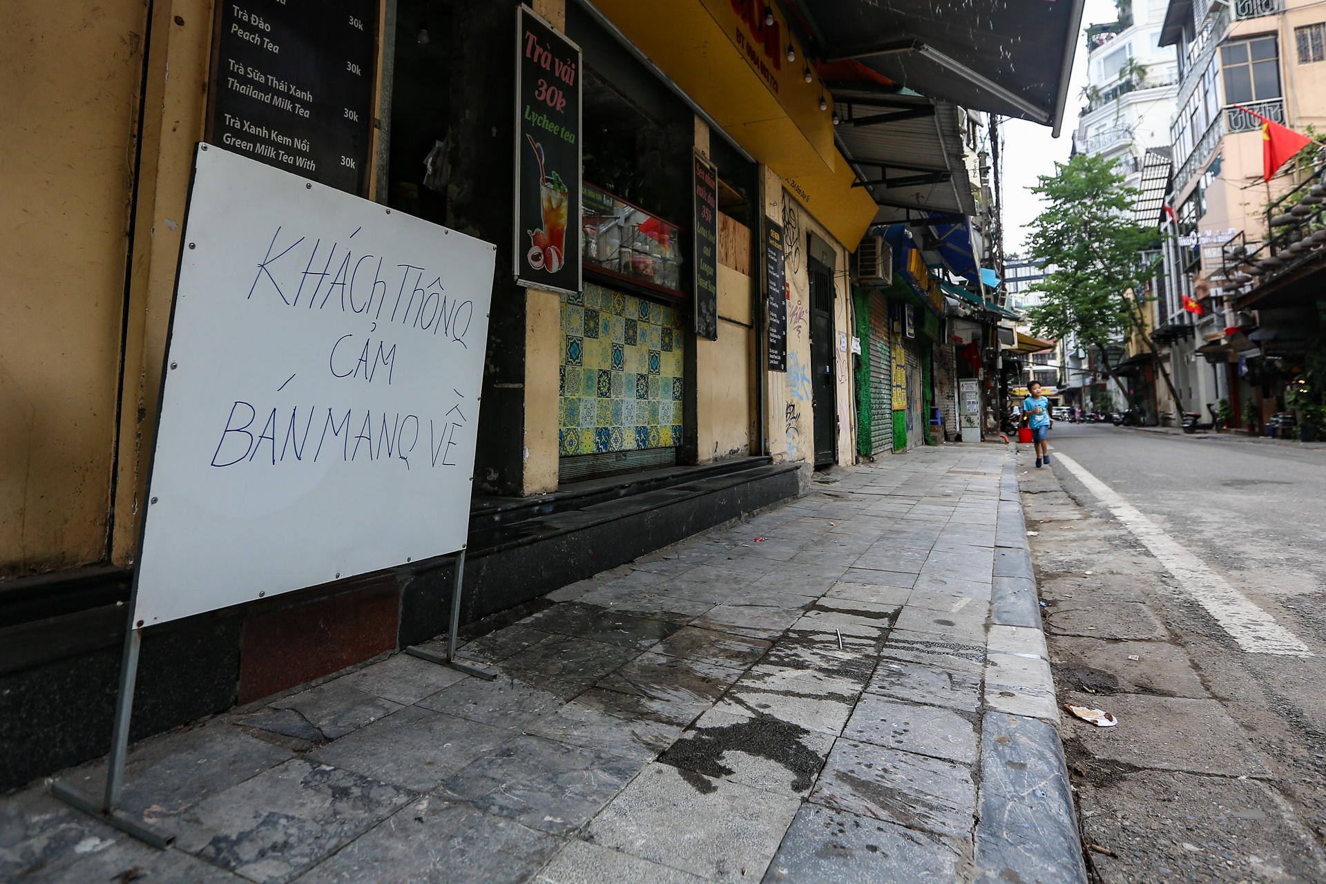 Ha Noi vang ve sau lenh dong cua hang quan anh 23