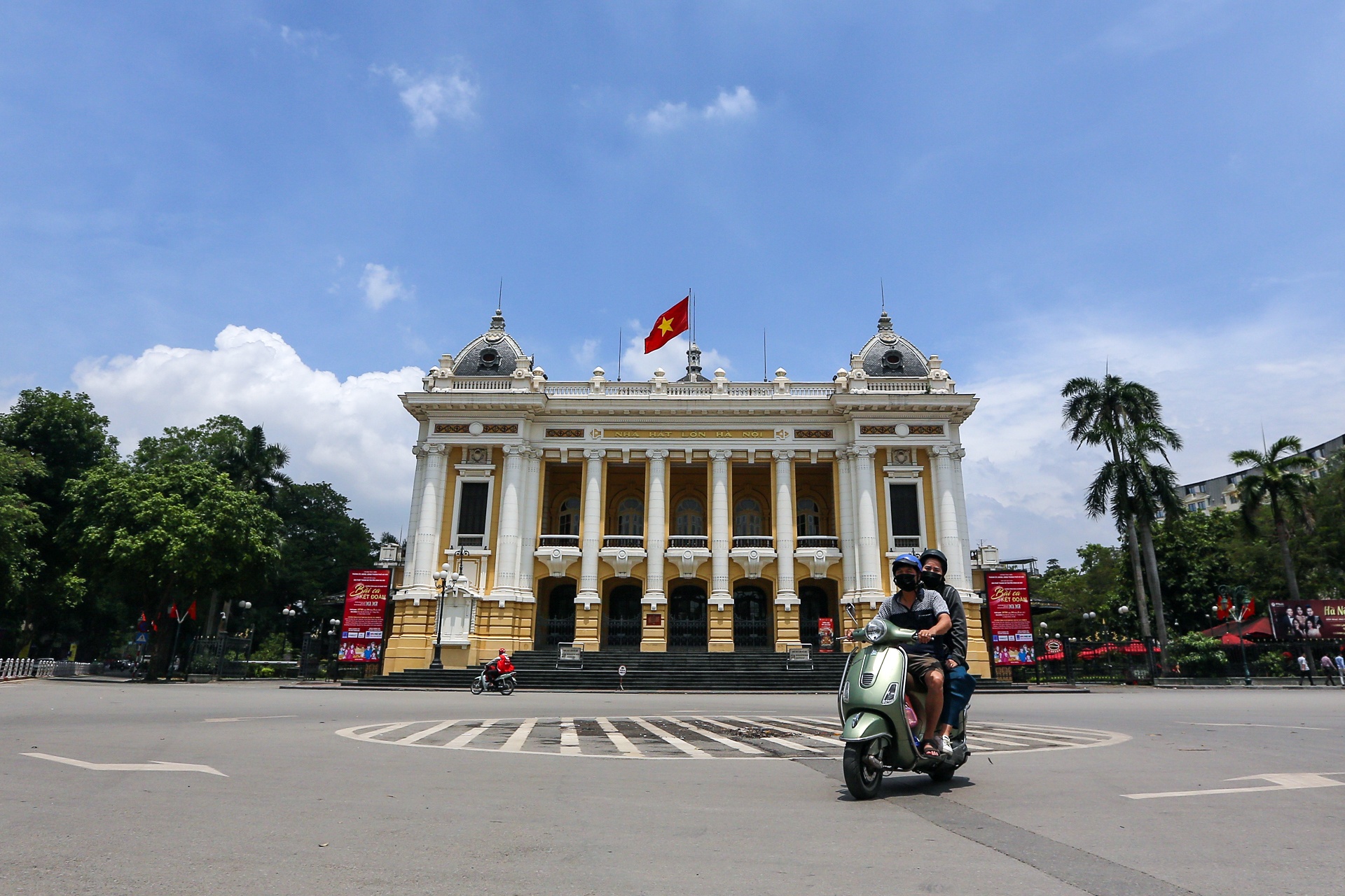Ha Noi vang ve sau lenh dong cua hang quan anh 2