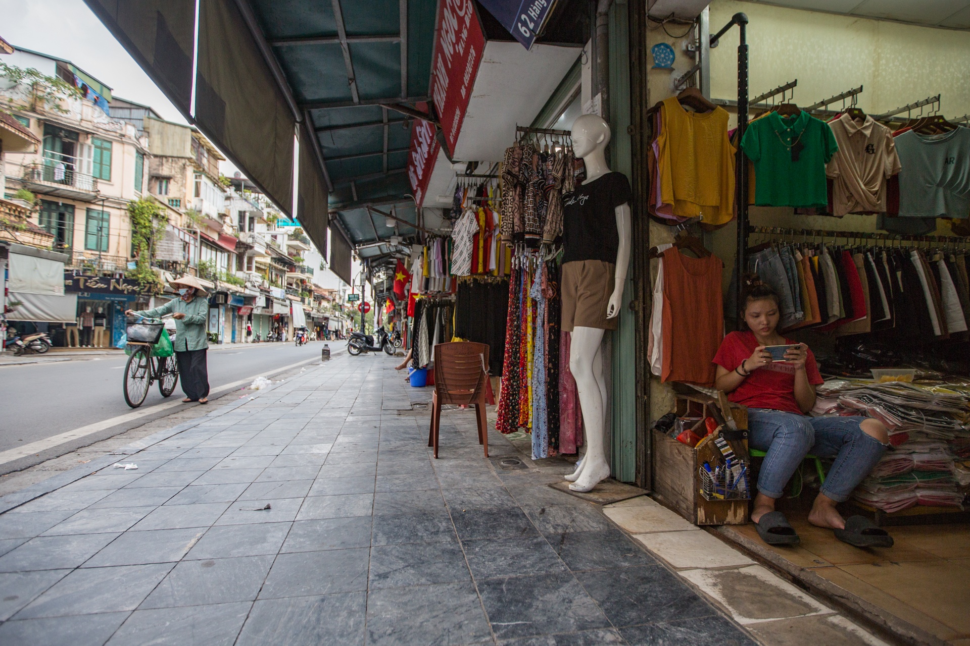 Ha Noi vang ve sau lenh dong cua hang quan anh 17