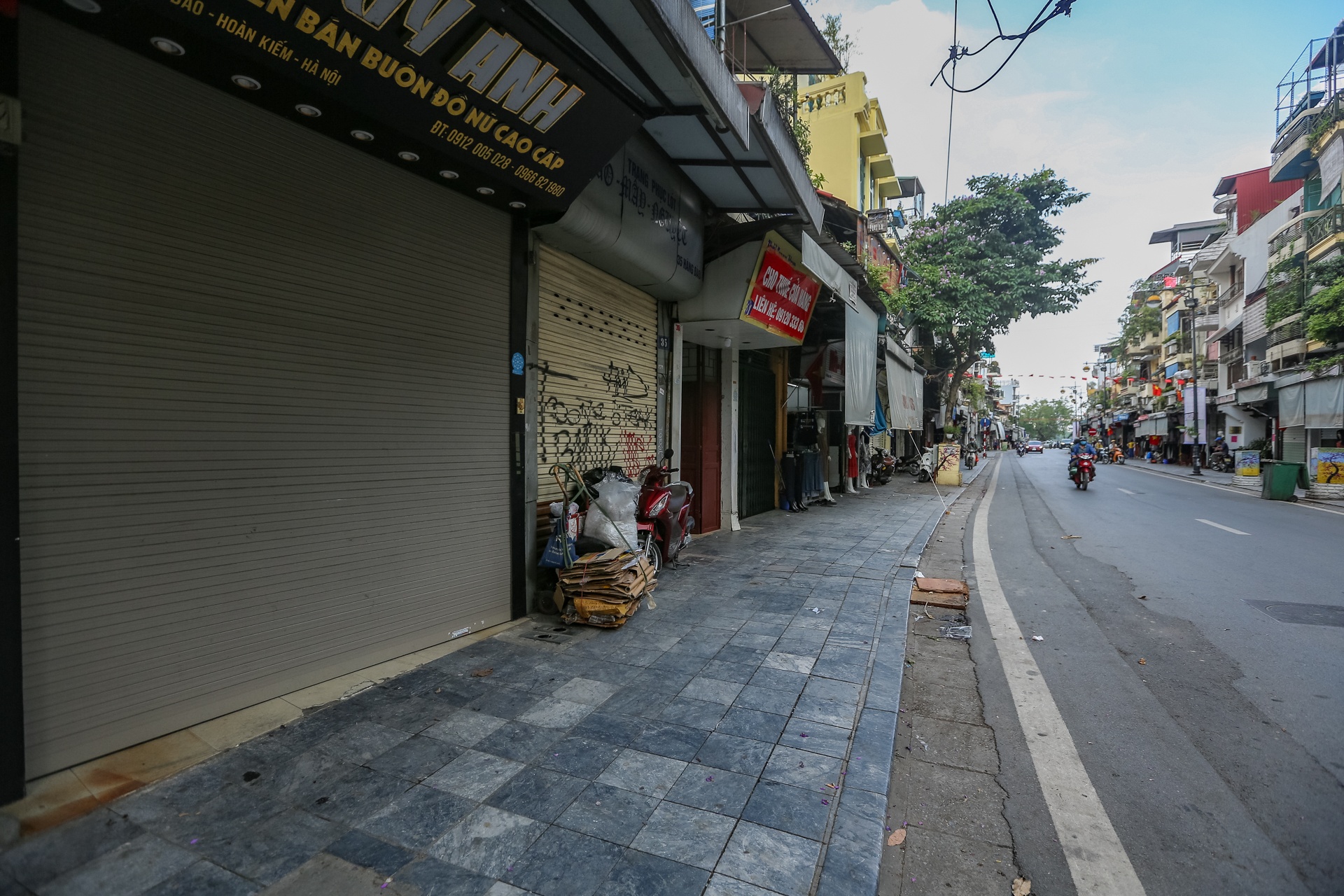 Ha Noi vang ve sau lenh dong cua hang quan anh 18