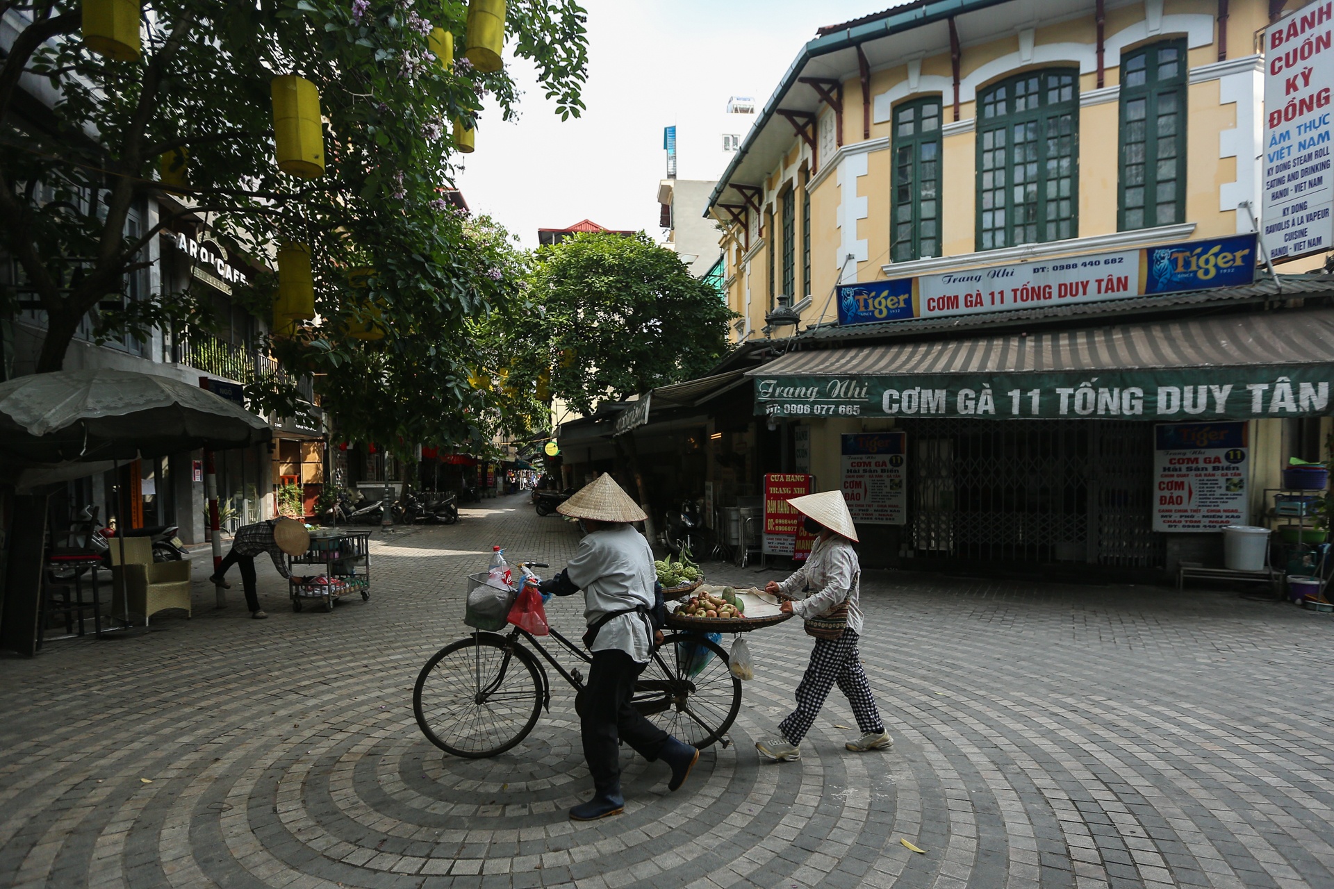 Ha Noi vang ve sau lenh dong cua hang quan anh 24