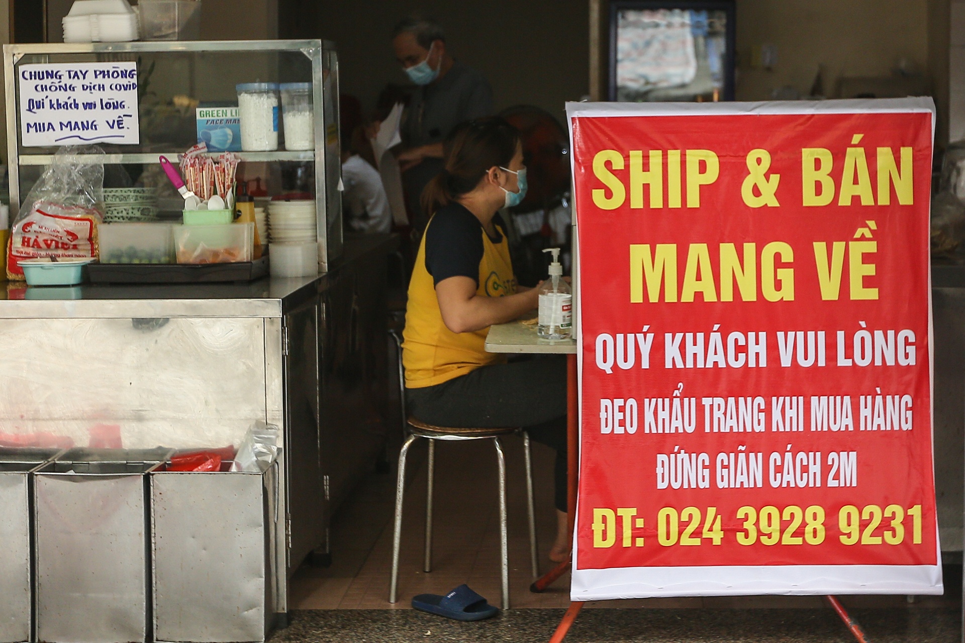 Ha Noi vang ve sau lenh dong cua hang quan anh 22