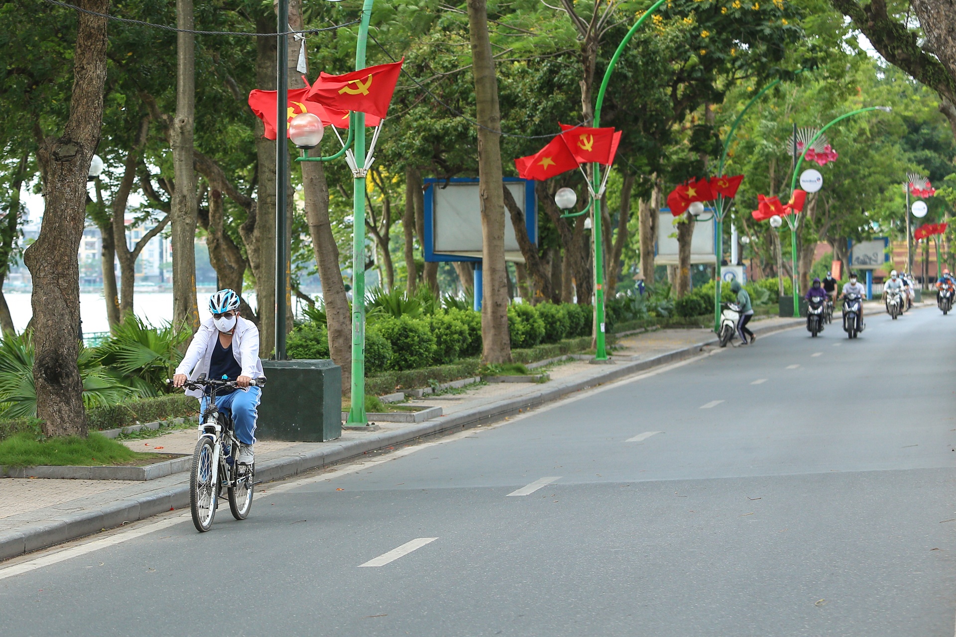 Ha Noi vang ve sau lenh dong cua hang quan anh 15