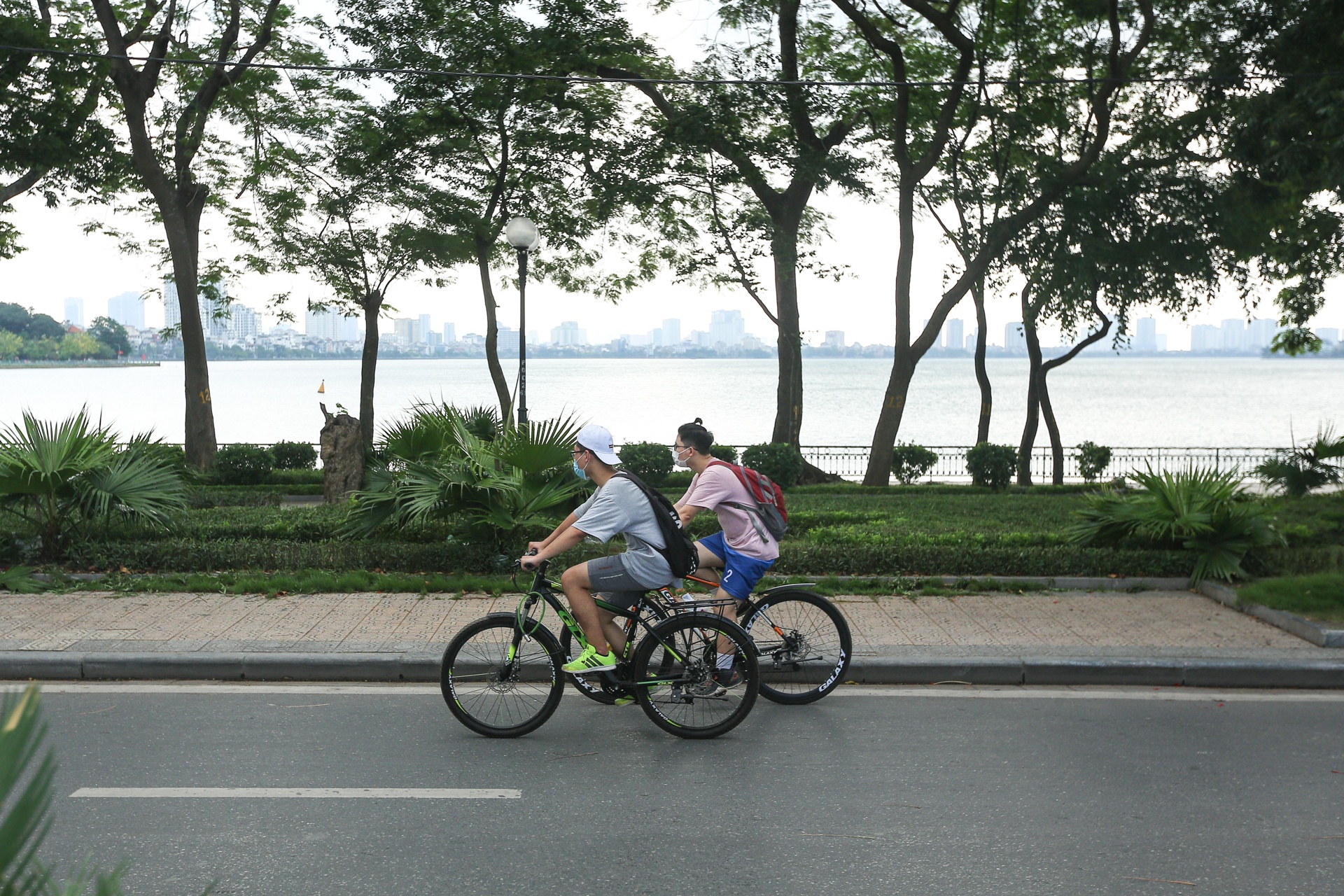 Ha Noi vang ve sau lenh dong cua hang quan anh 16