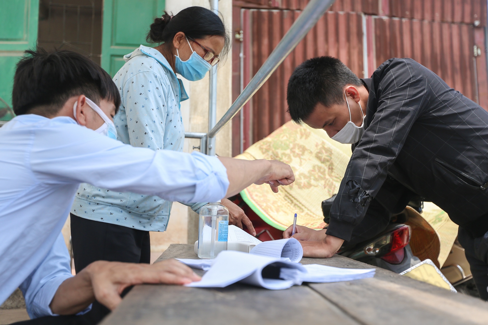 Hang loat chot chan phong dich o ngoai thanh Ha Noi anh 2