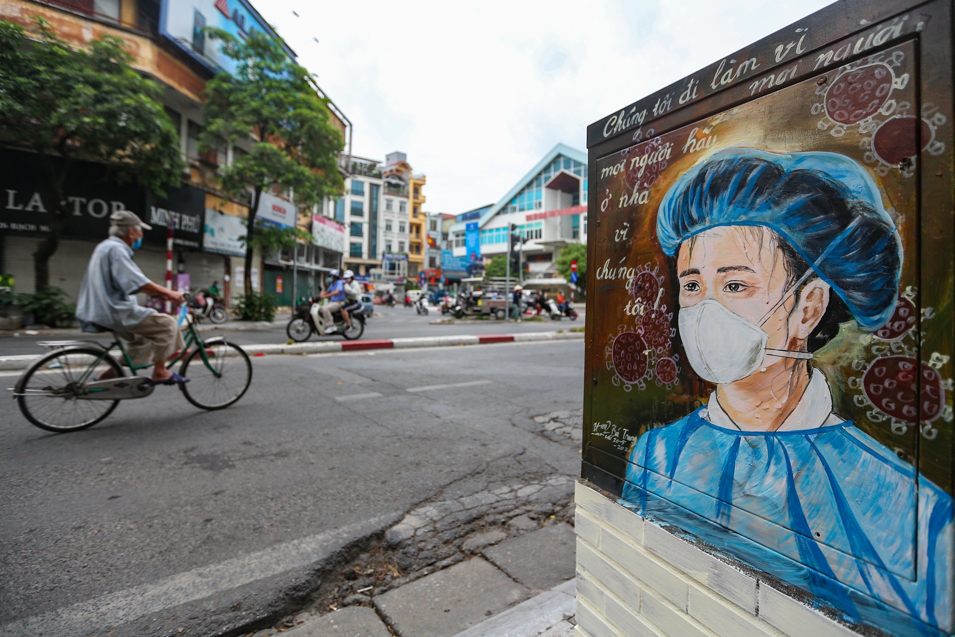 Bac si chong dich anh 1