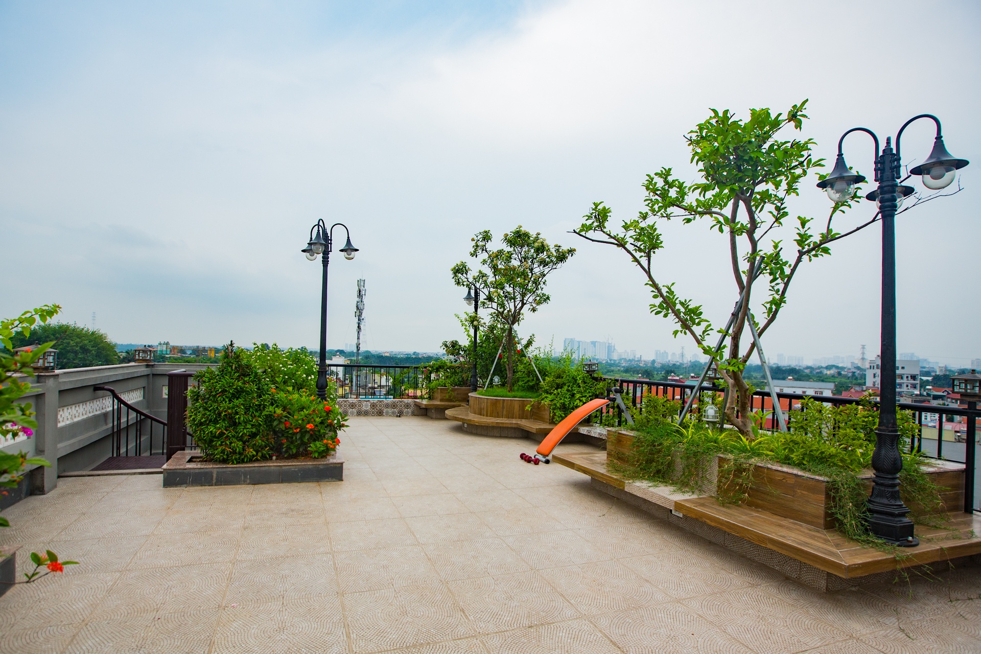 Nha co hon 100 tuoi tren tang thuong can biet thu o Ha Noi anh 13