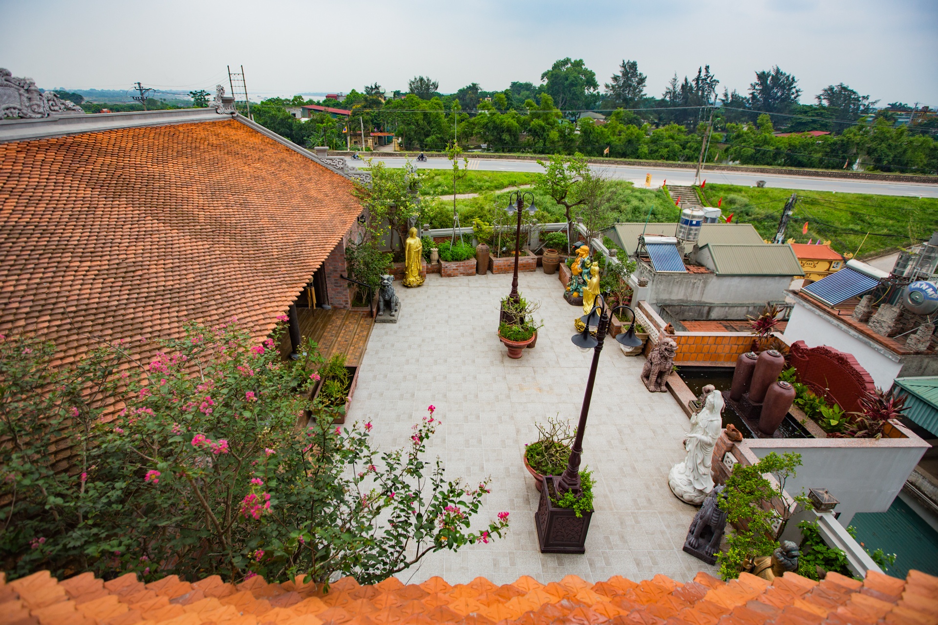 Nha co hon 100 tuoi tren tang thuong can biet thu o Ha Noi anh 11