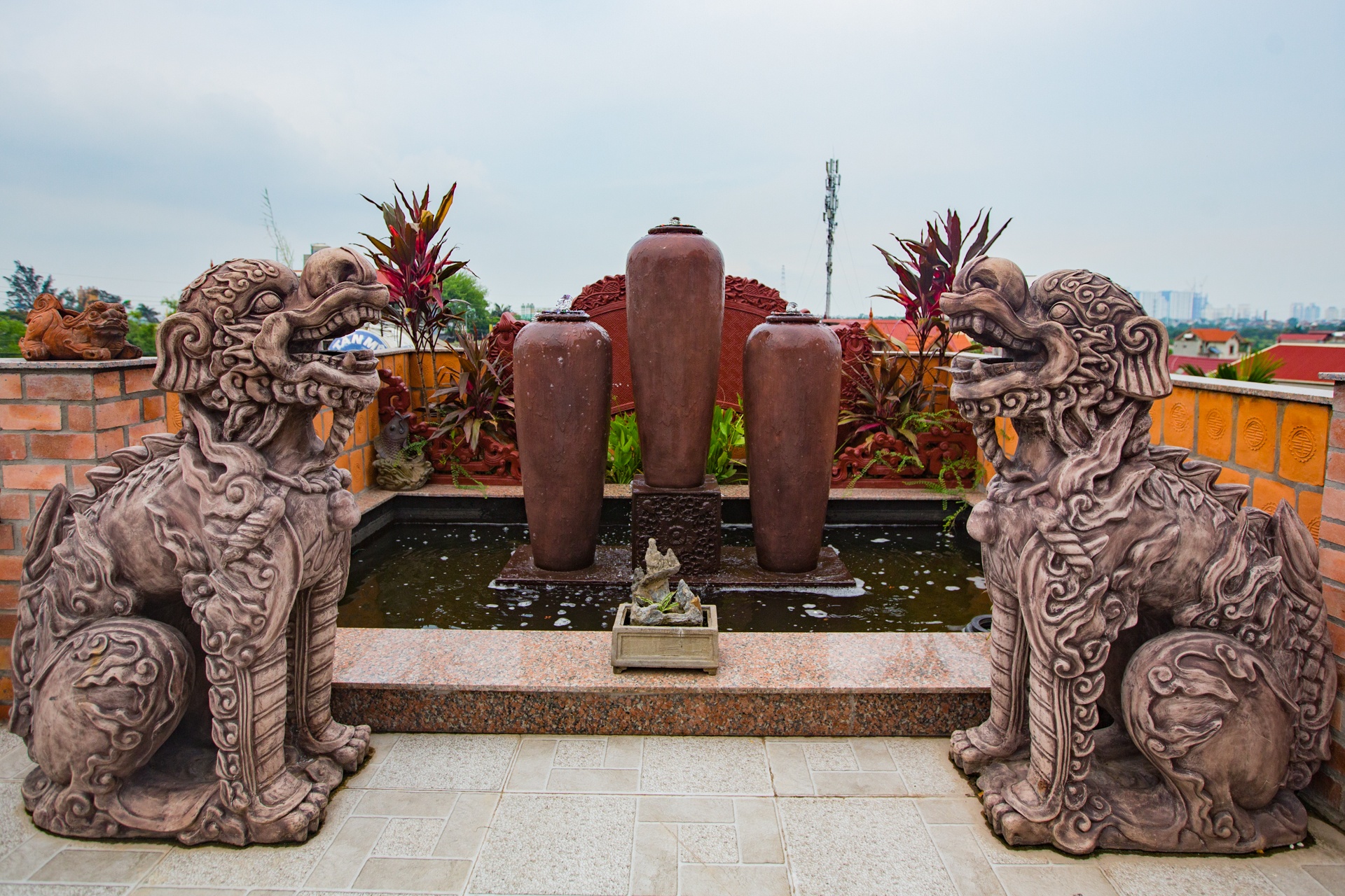 Nha co hon 100 tuoi tren tang thuong can biet thu o Ha Noi anh 9