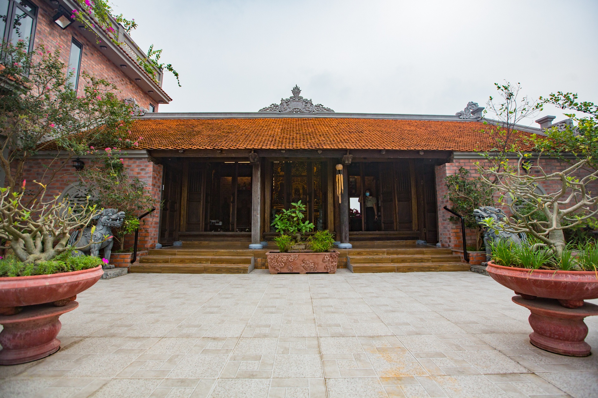 Nha co hon 100 tuoi tren tang thuong can biet thu o Ha Noi anh 6