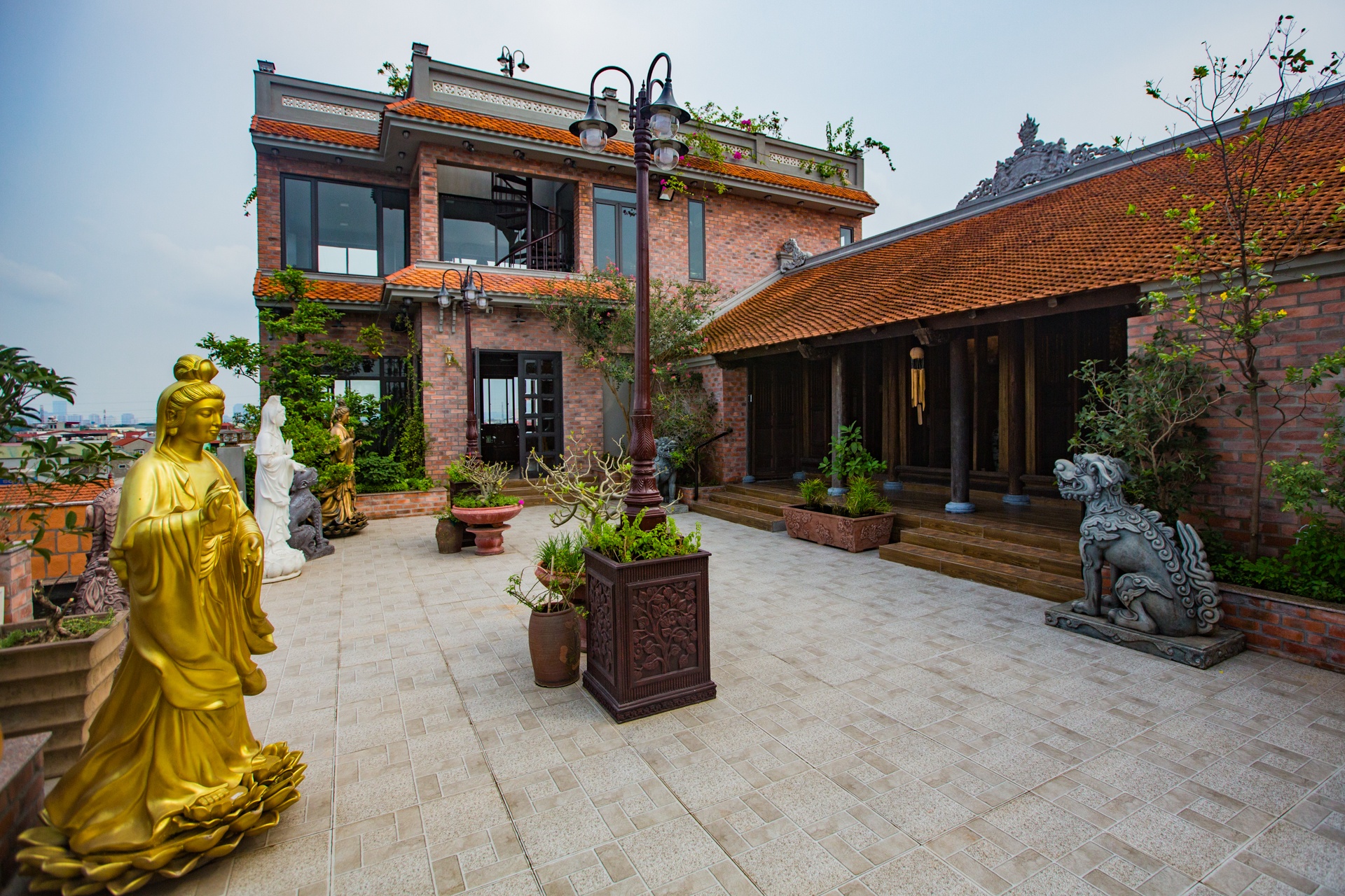 Nha co hon 100 tuoi tren tang thuong can biet thu o Ha Noi anh 5