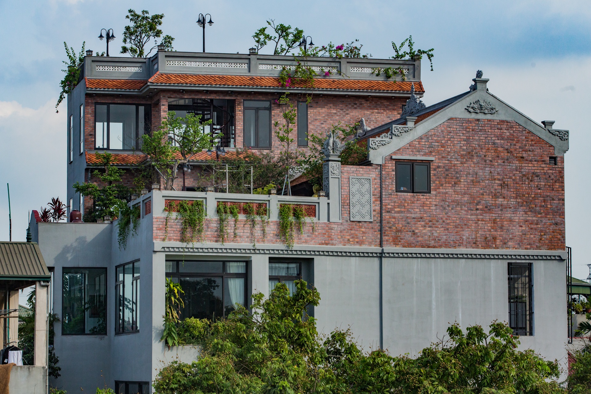 Nha co hon 100 tuoi tren tang thuong can biet thu o Ha Noi anh 3