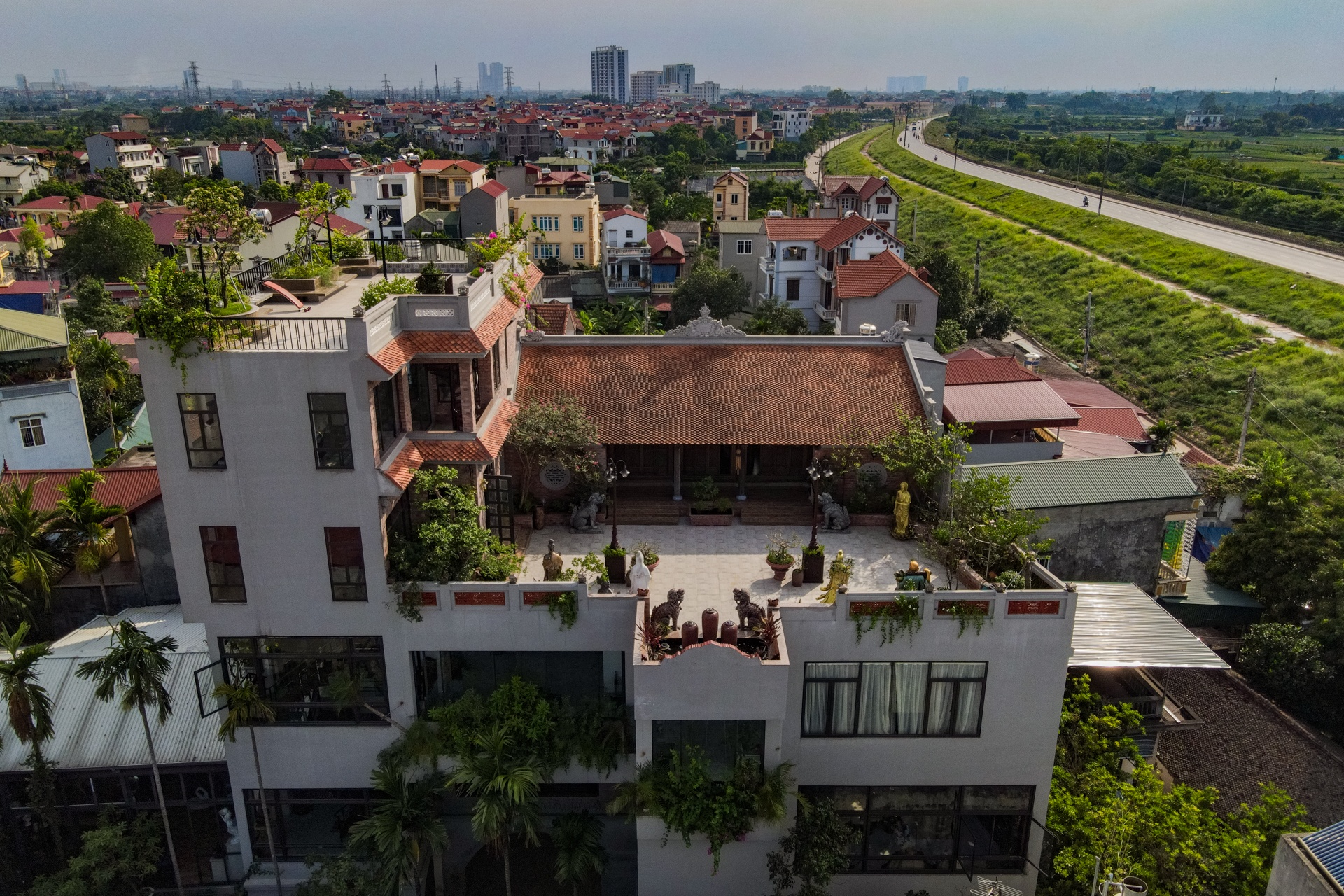 Nha co hon 100 tuoi tren tang thuong ngoi biet thu hinh anh