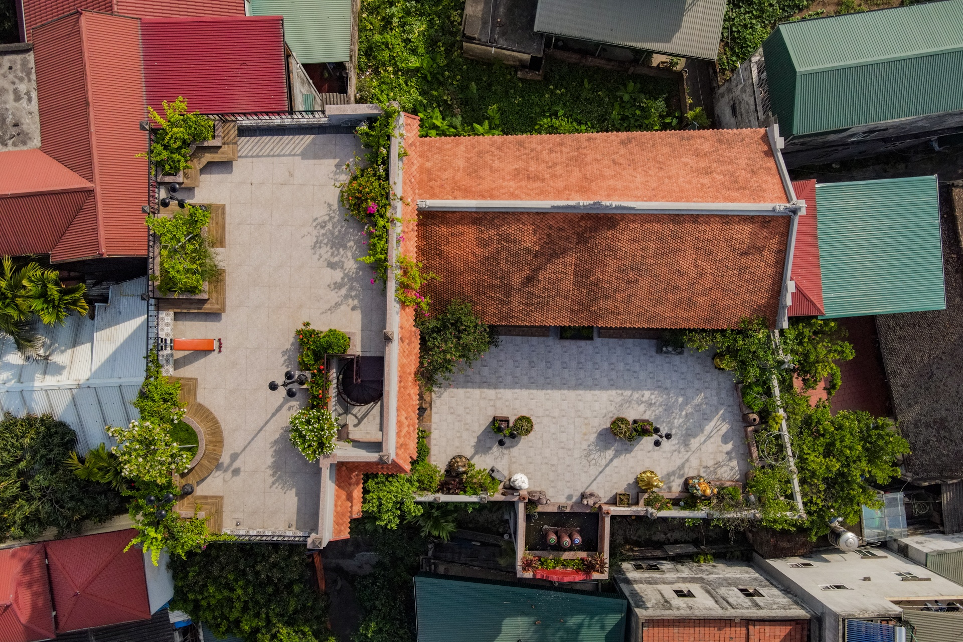 Nha co hon 100 tuoi tren tang thuong can biet thu o Ha Noi anh 2